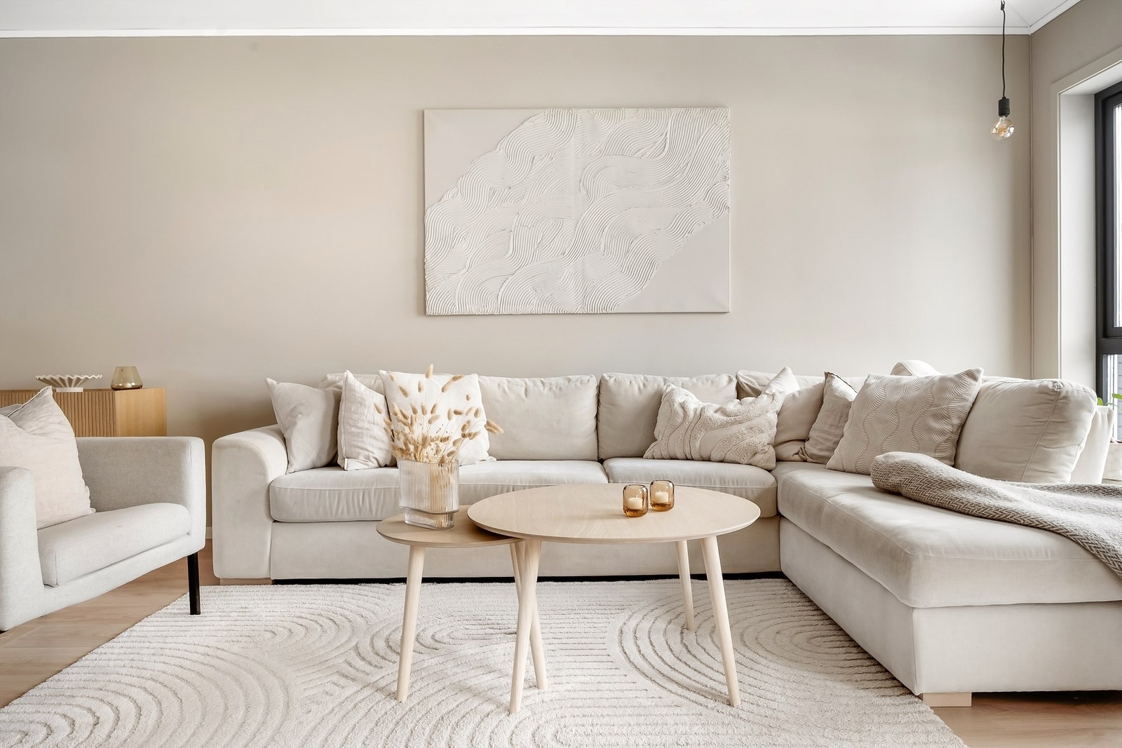 Gjennomgående lyse og malte flater på vegger og i himling gir et tidløst utgangspunkt. Galleribilde