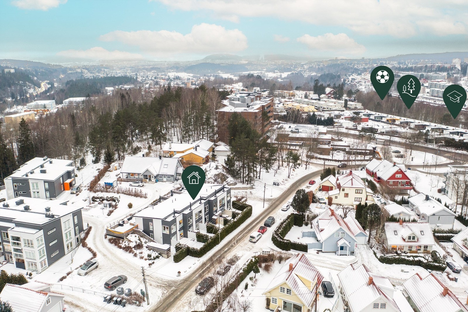 Fra eiendommen er det kort vei til både marka og byens fasiliteter. Galleribilde