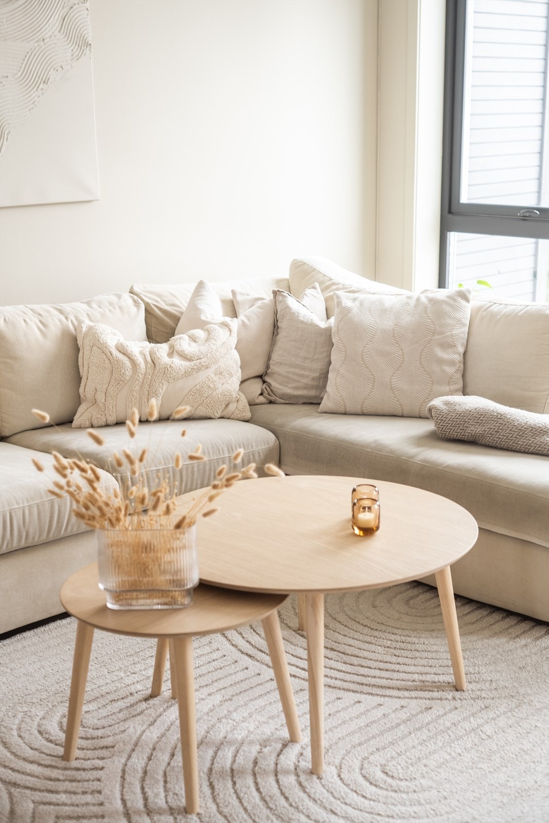 Stuen er lett å møblere og gir rom for en romslig og komfortabel sittegruppe. Galleribilde