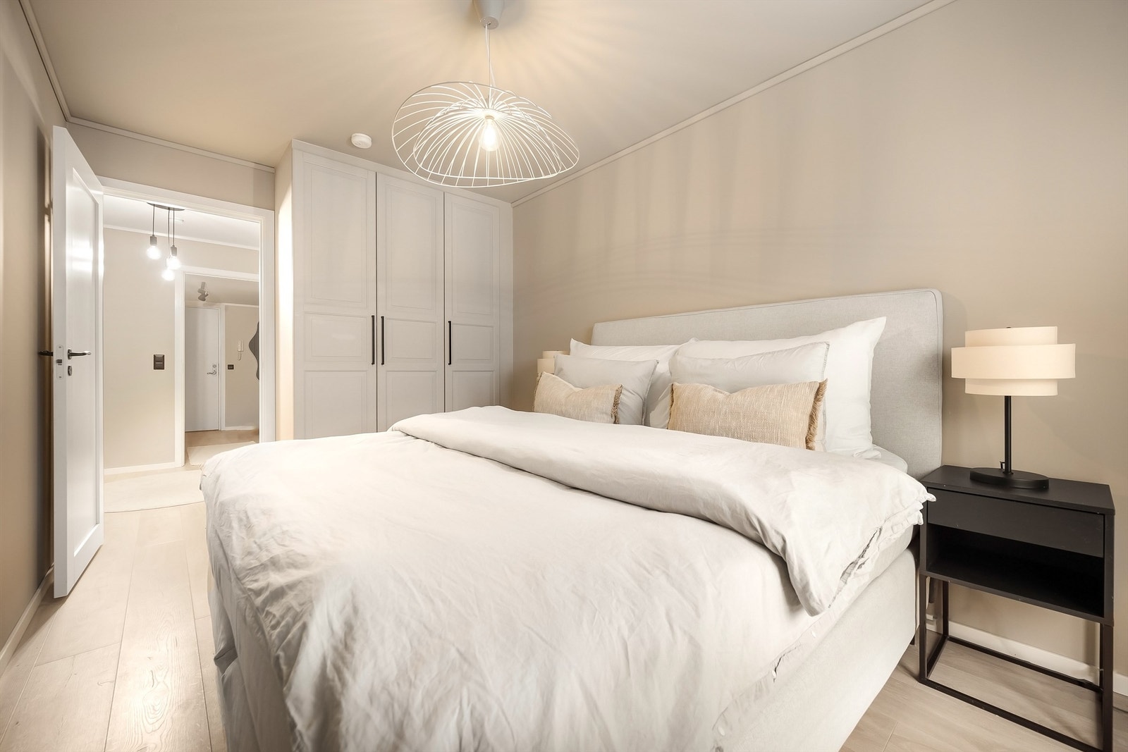 Rommet har en stor, plassbygd garderobeløsning med god oppbevaringsplass. Galleribilde