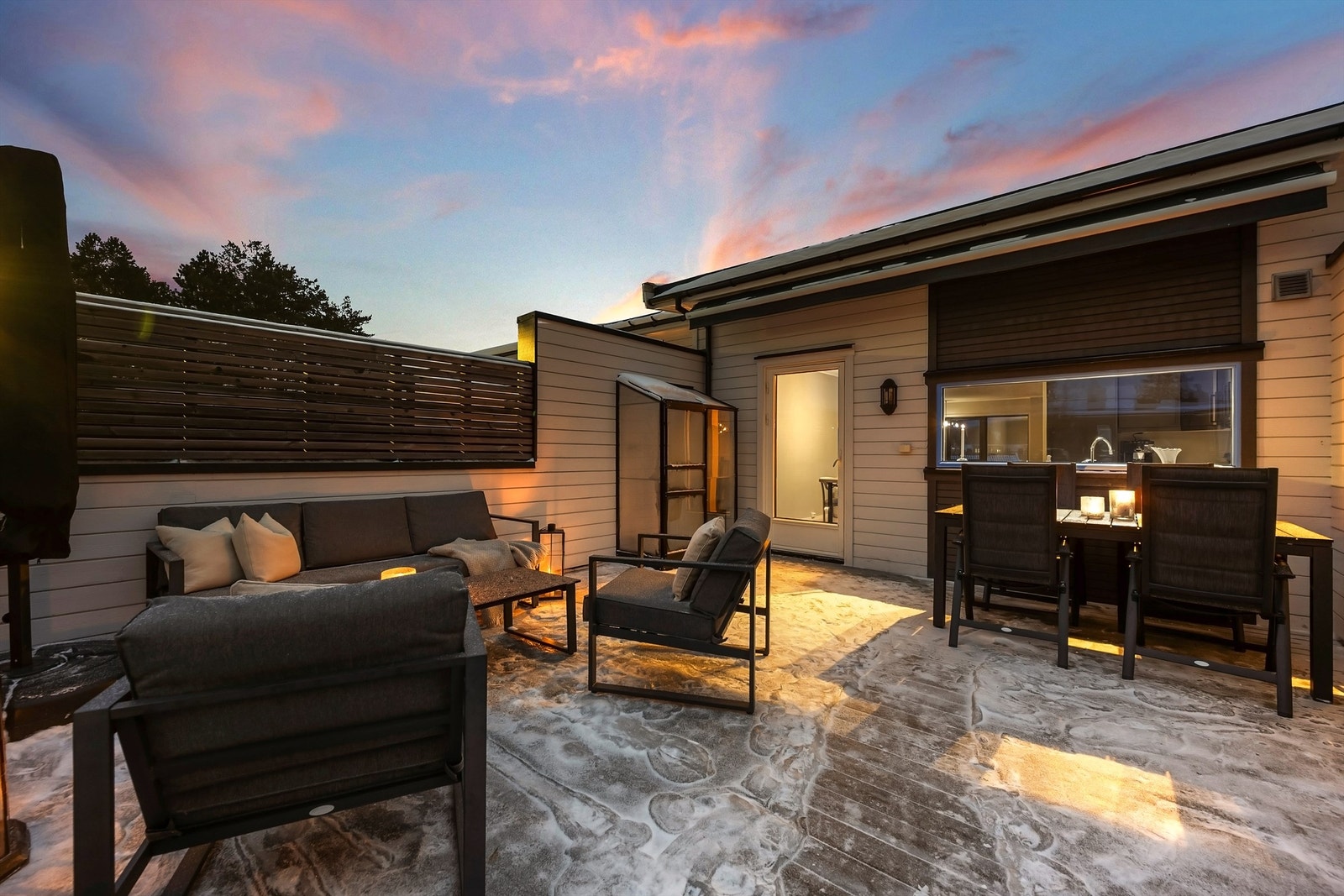 En herlig uteplass som utvider boligens sosiale arealer. Galleribilde