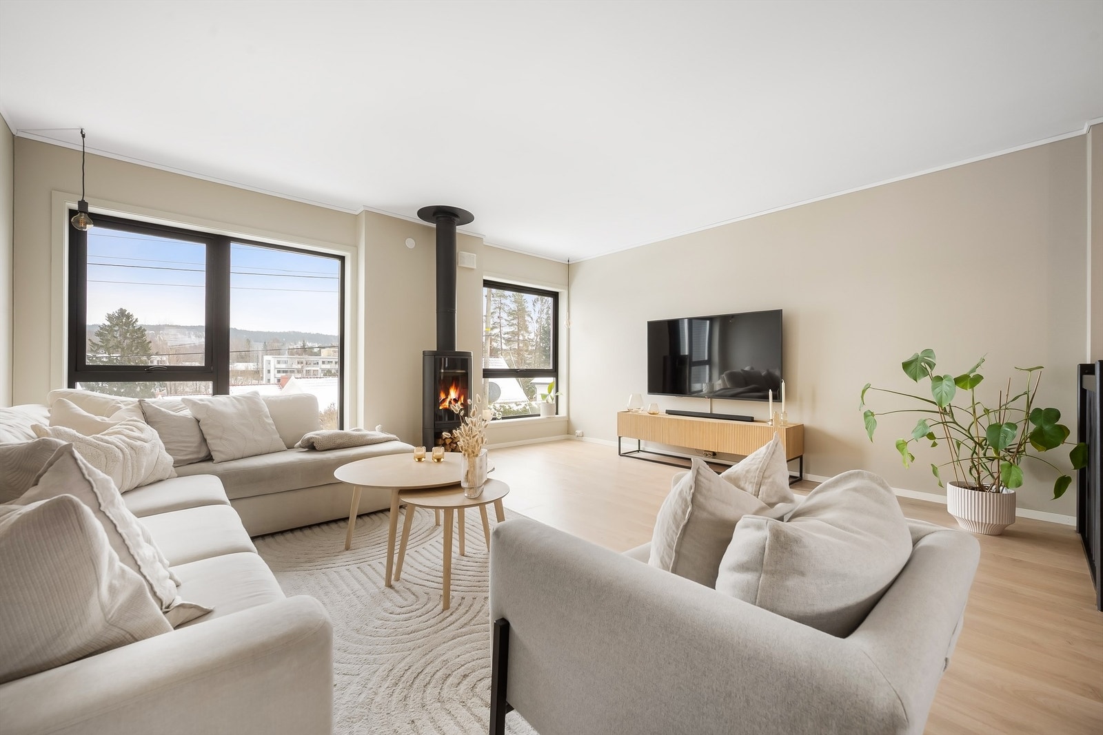 Stuen har nytt laminatgulv, som en del av de betydelige oppgraderingene som er utført de siste årene. Galleribilde