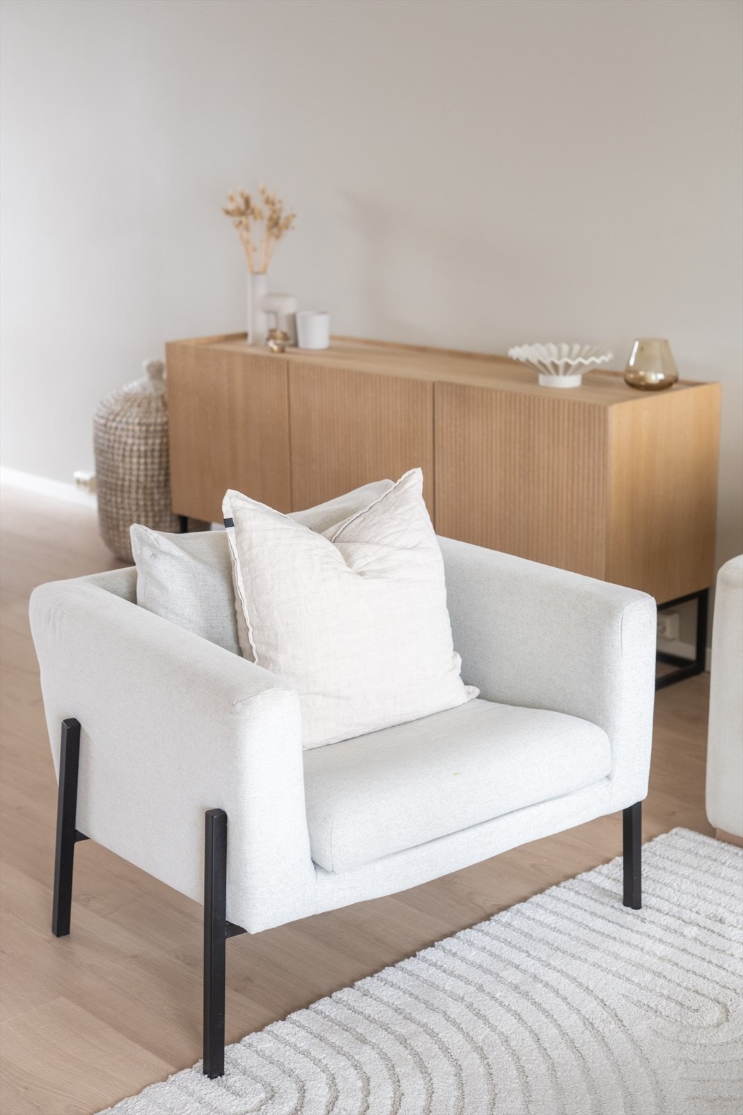 Gjennomgående materialvalg og detaljer skaper en helhetlig og stilren atmosfære. Galleribilde