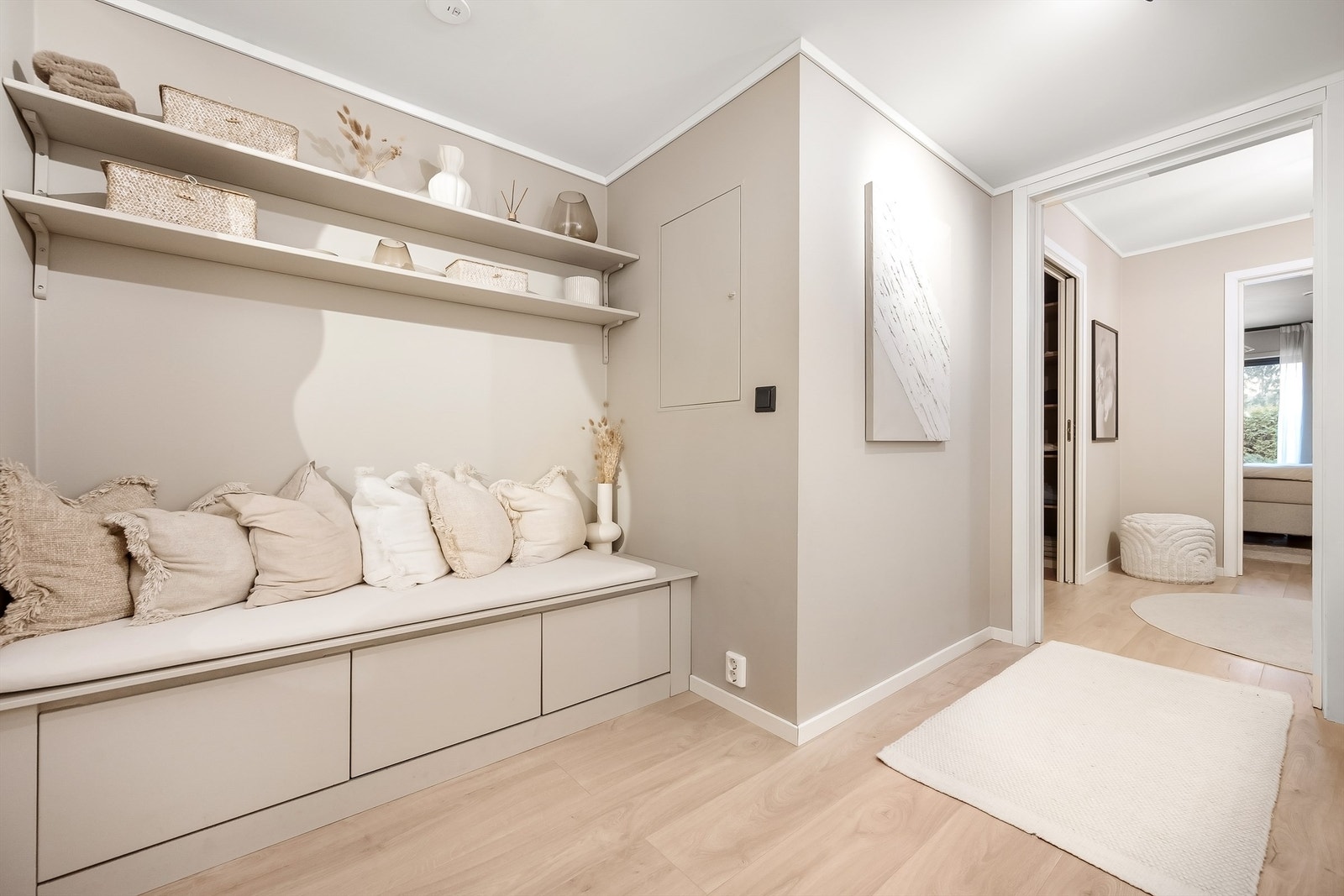 Entréen ønsker velkommen med en plassbygd sittebenk som gir både praktisk oppbevaring og en ryddig start på hjemmet. Foto: Martine Eren Jacobsen Galleribilde