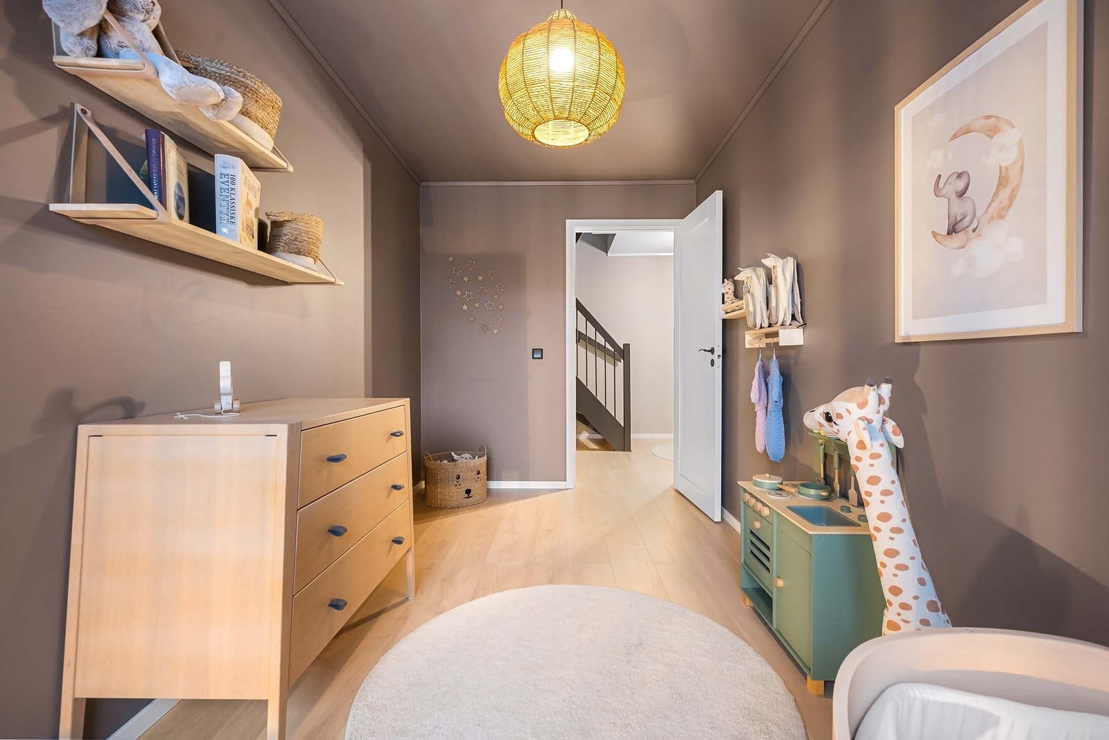 Soverommet ligger praktisk til i første etasje, adskilt fra de sosiale sonene. Galleribilde