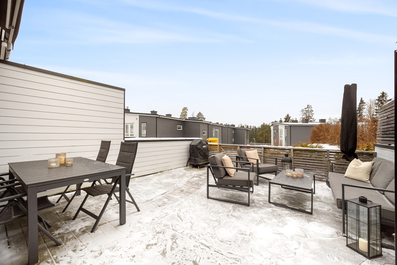 Den romslige terrassen på 29 m² har god plass til både sittegruppe og spisebord. Galleribilde