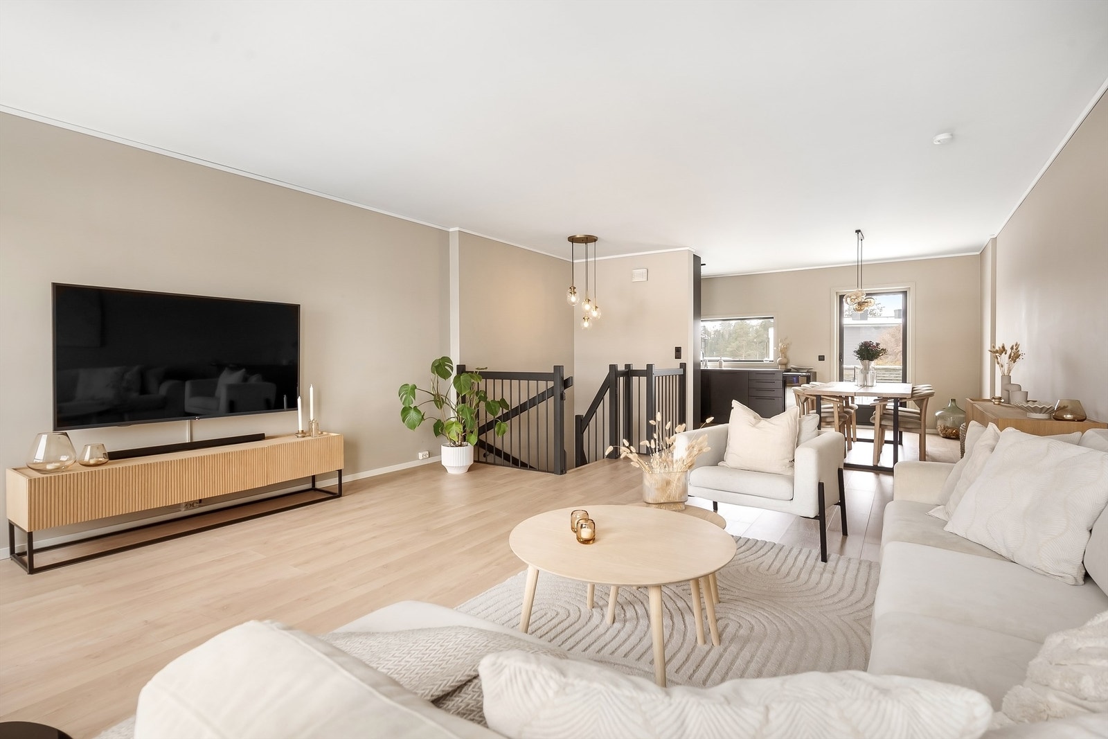 Trapperommet binder de to etasjene sammen. Trappen er malt for et moderne uttrykk. Galleribilde