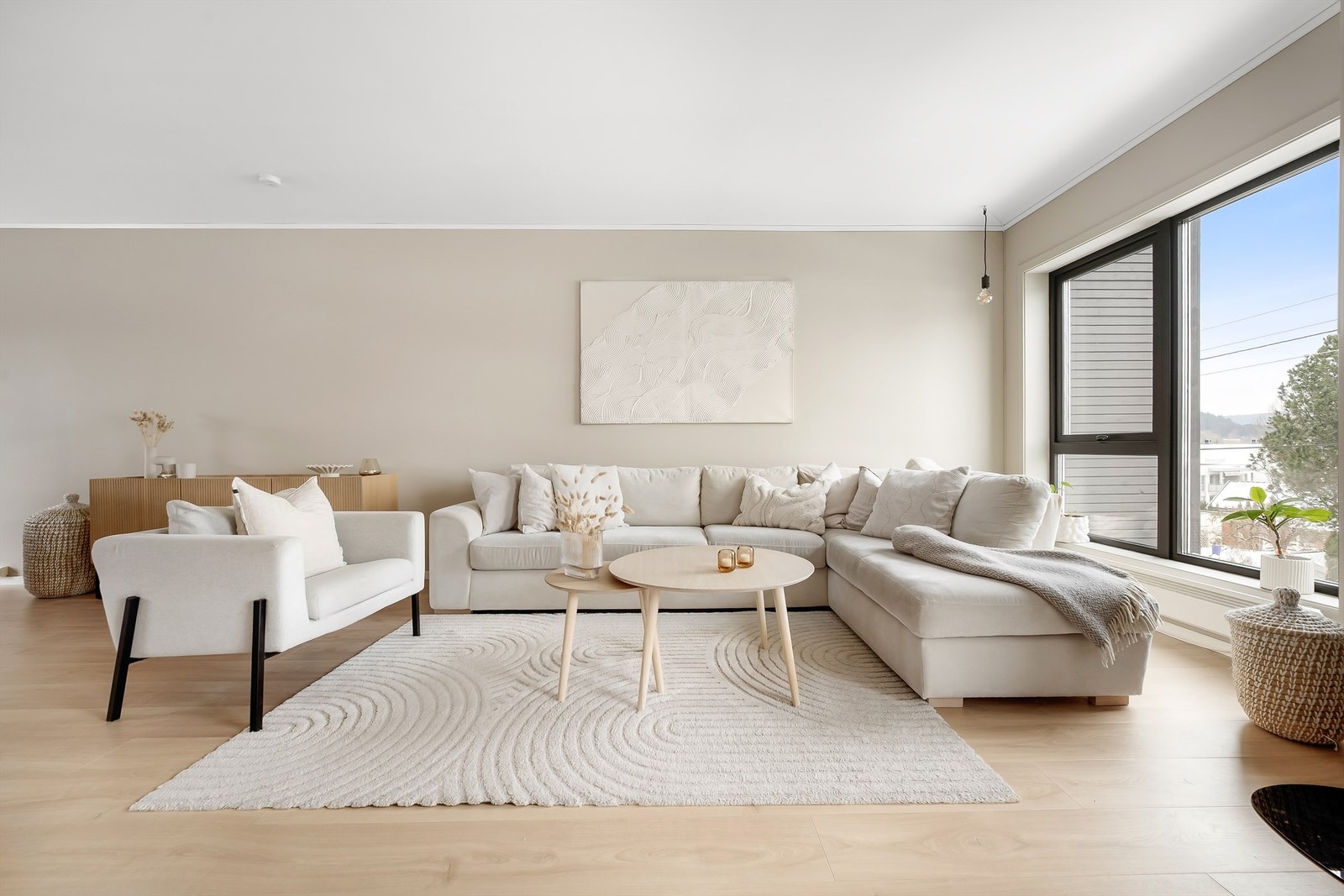 Store 3-lags glassvinduer fra byggeåret gir gode lysforhold og bidrar til energieffektiviteten. Galleribilde