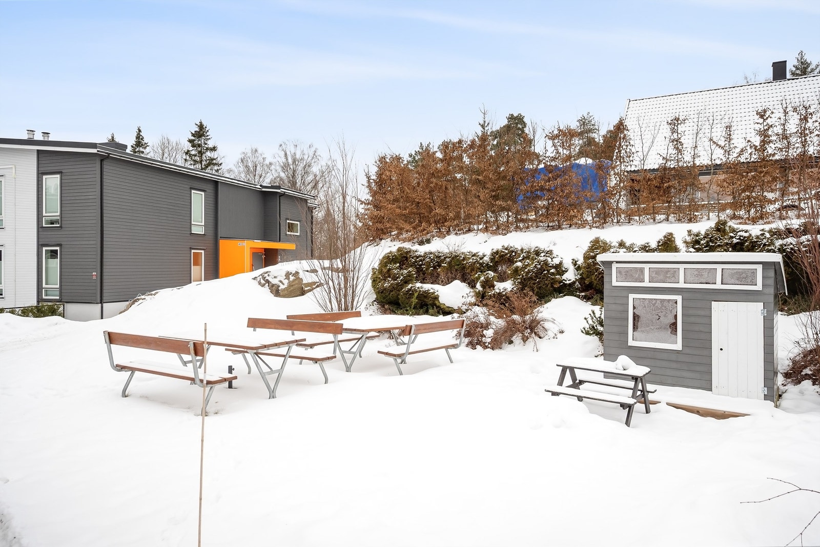 Fellesområdet er opparbeidet med sittegrupper og lekeapparater, til glede for store og små. Galleribilde