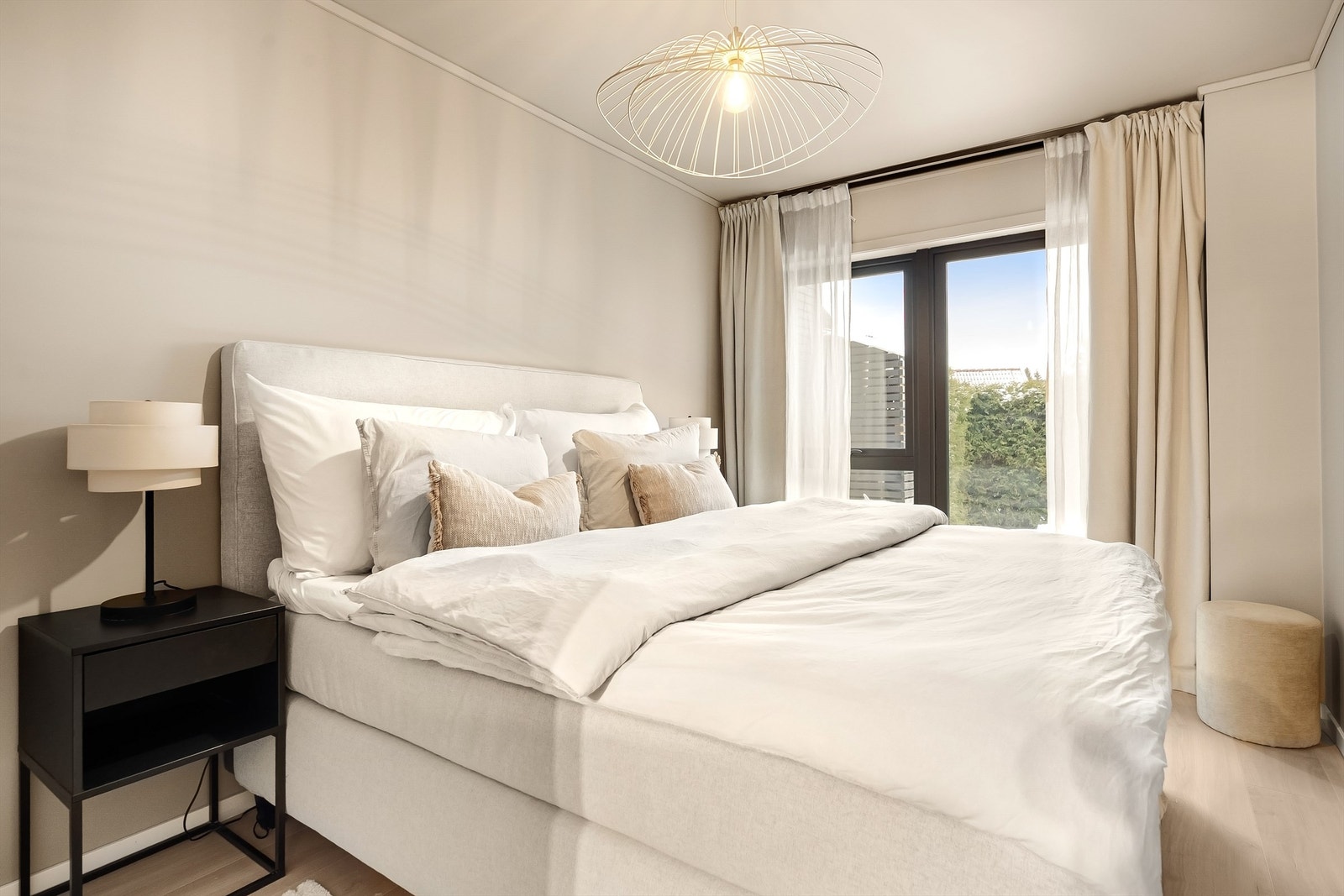 Et lyst og trivelig soverom med egen utgang til privat uteplass. Galleribilde