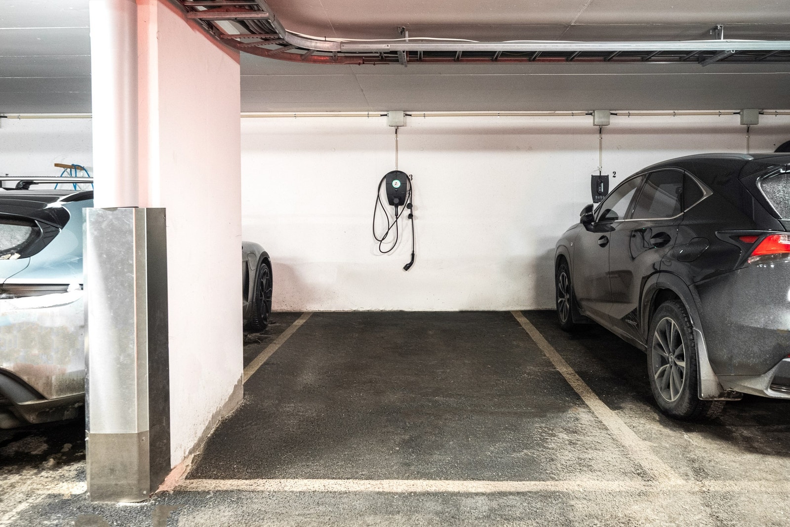 Det medfølger en fast parkeringsplass i felles garasjeanlegg, utstyrt med elbillader. Galleribilde