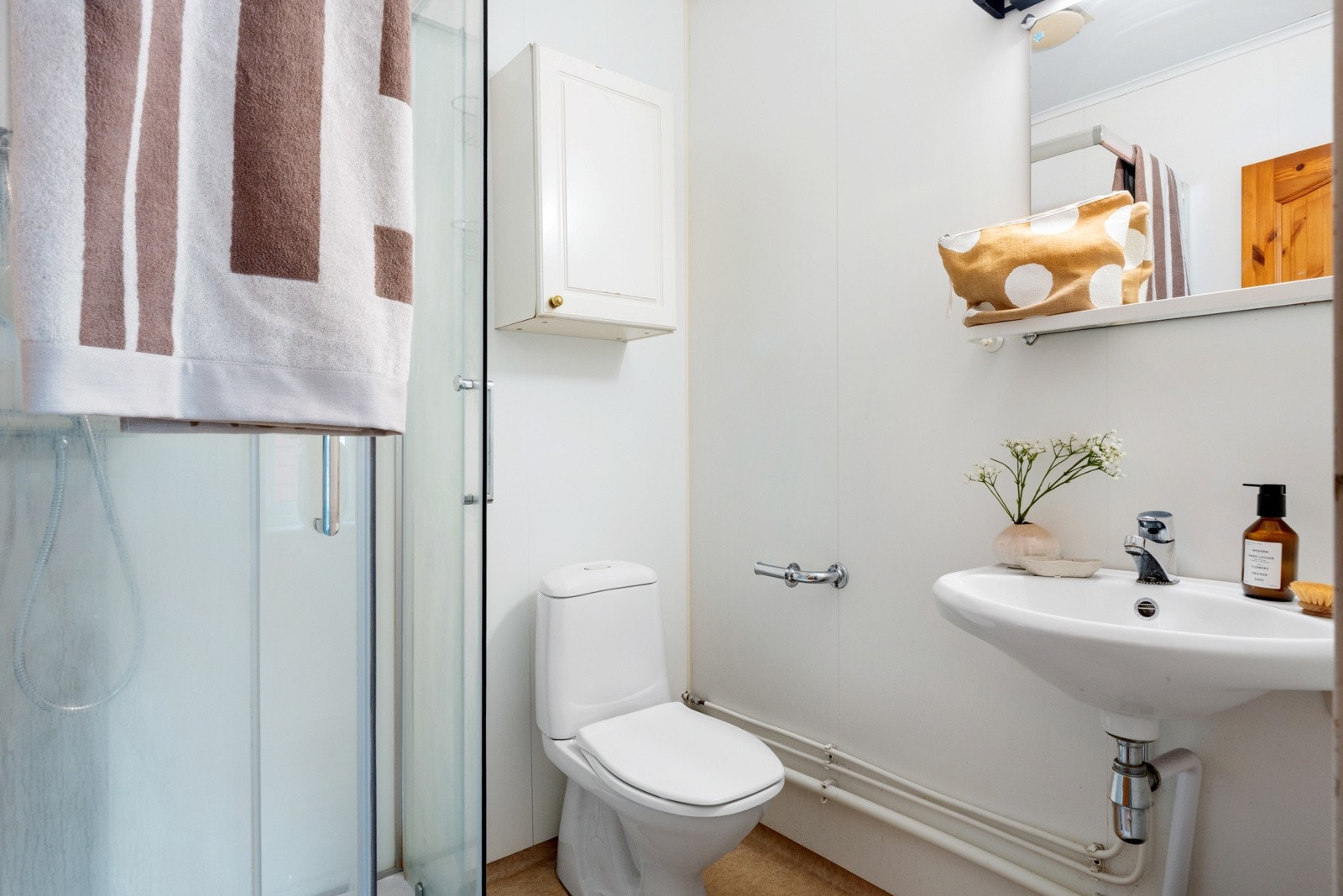 Badet er enkelt innredet, men har stort potensial for å skape et delikat og funksjonelt baderom Galleribilde