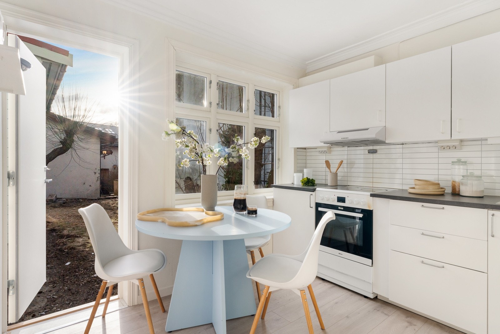 Stuen ligger vegg i vegg med kjøkkenet, noe som gir spennende muligheter for smarte løsninger. Galleribilde