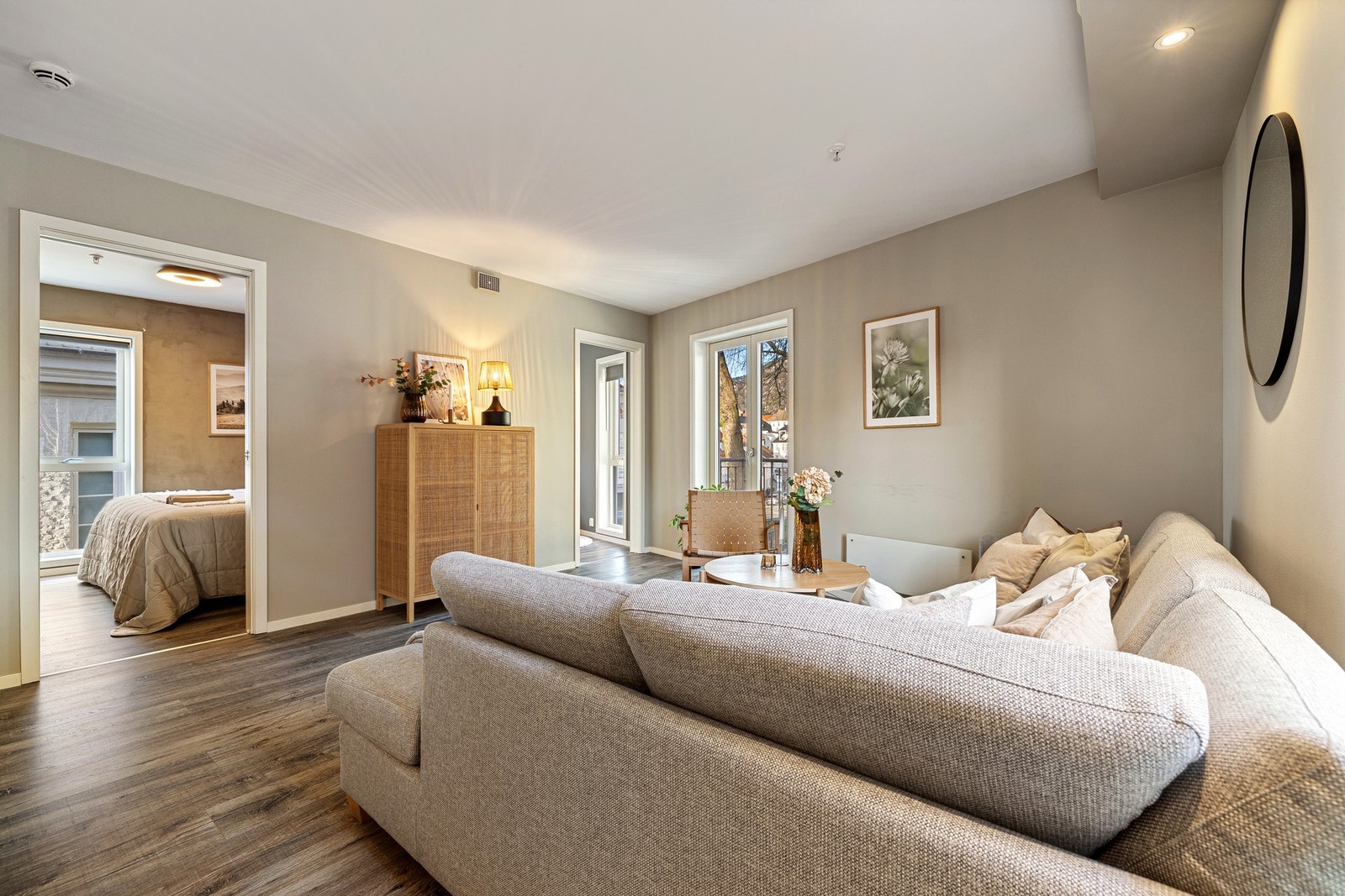 Stue med gode møbleringsmuligheter og lun atmosfære Galleribilde