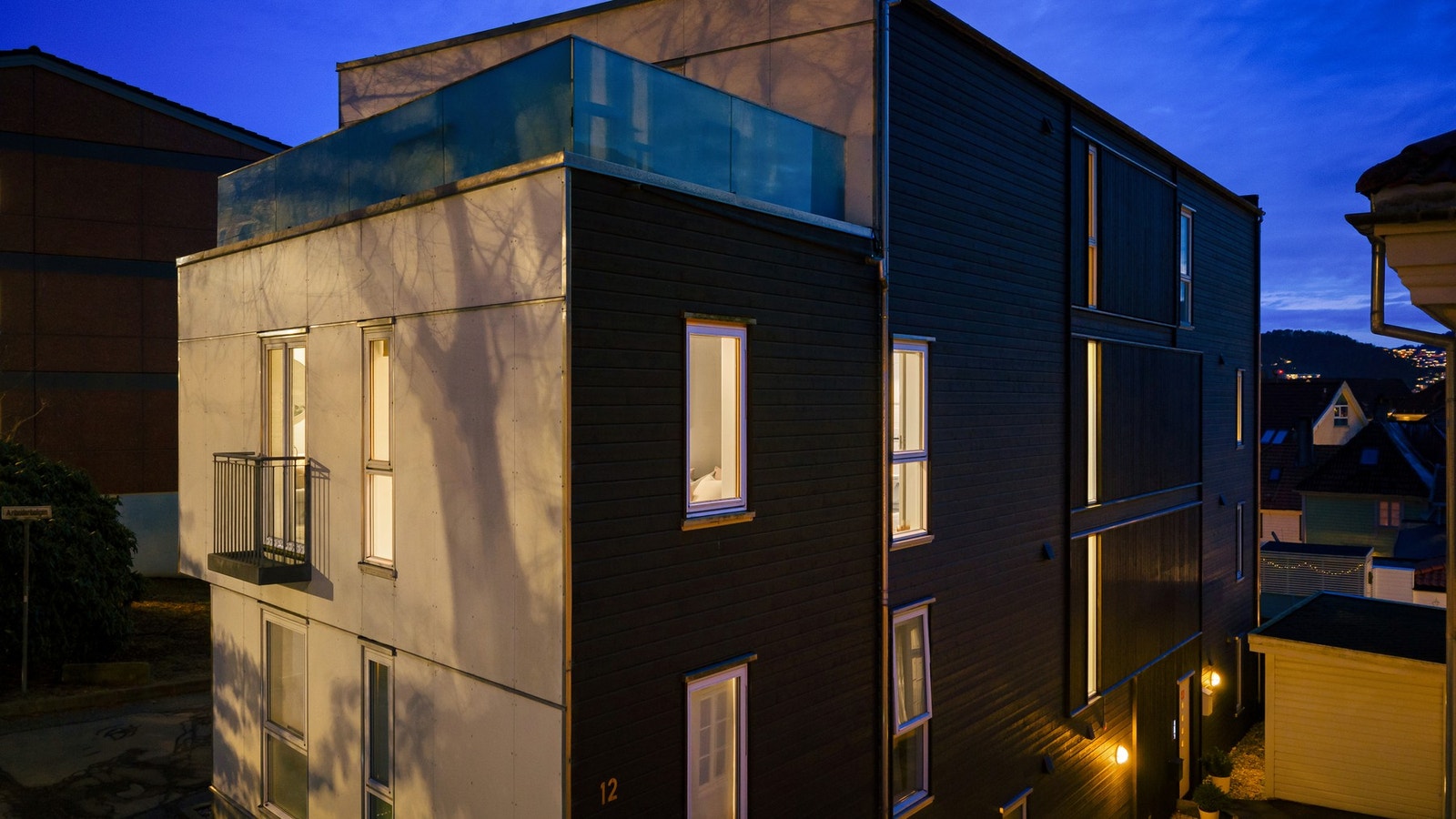 Moderne og stilren fasade med arkitektonisk særpreg Galleribilde