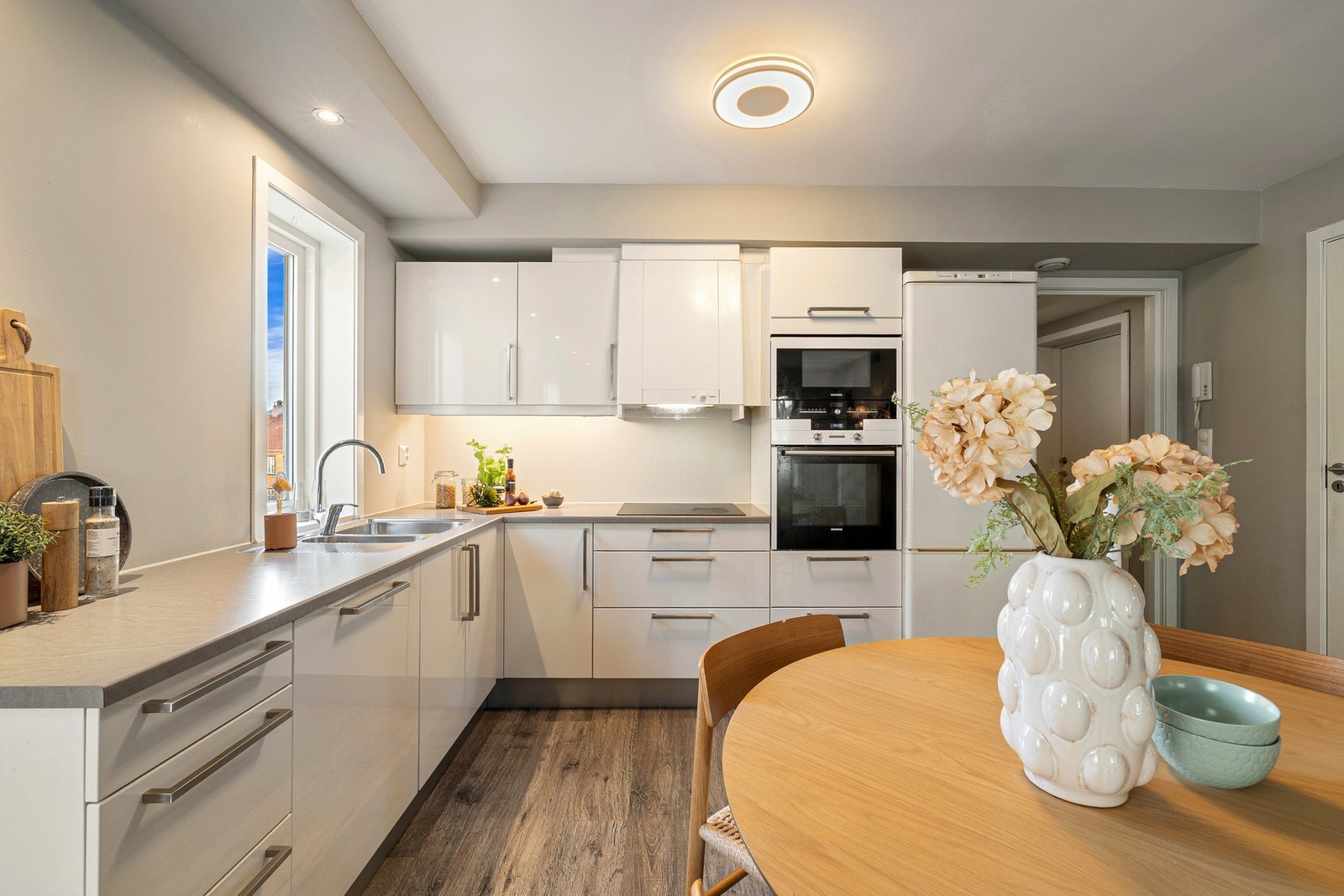 Kjøkken med god arbeidsflyt og praktiske løsninger Galleribilde