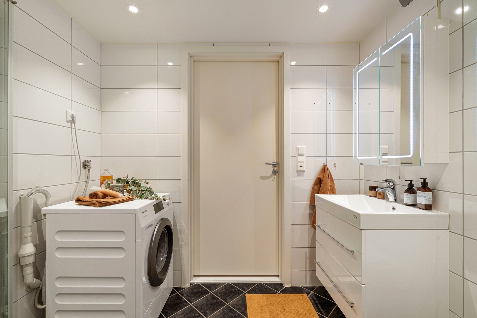 Moderne baderomsinnredning med rene linjer Galleribilde