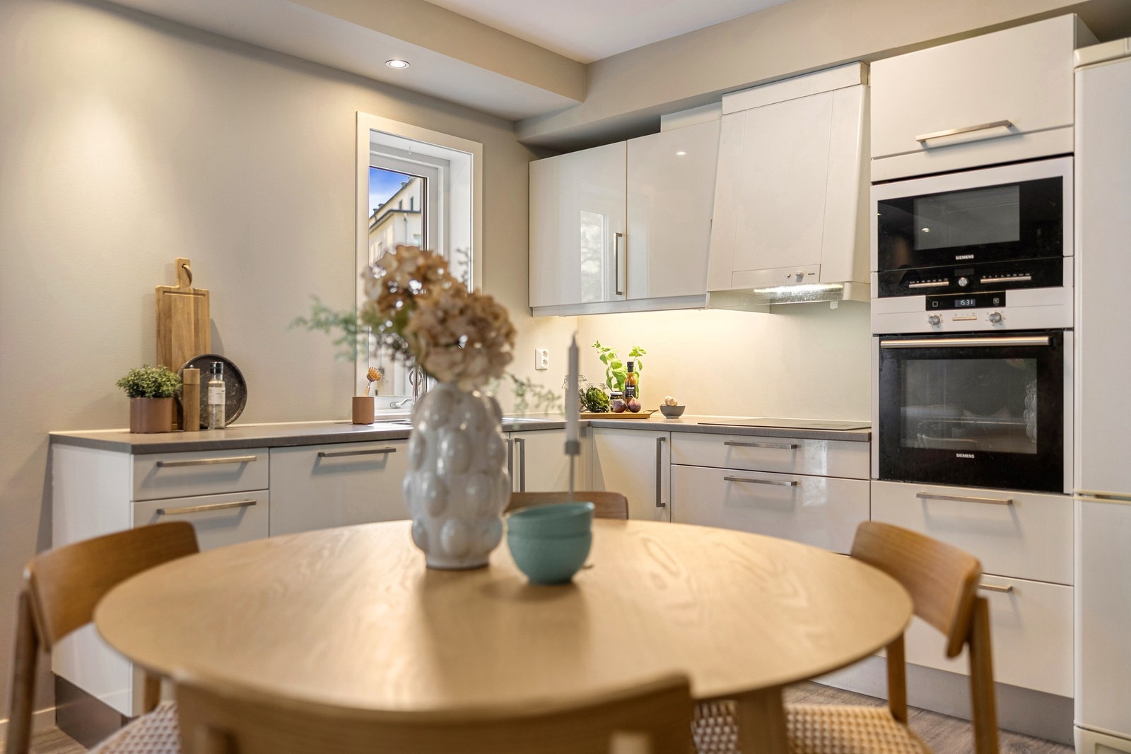 Stilrent kjøkken fra HTH med gode arbeidsflater Galleribilde