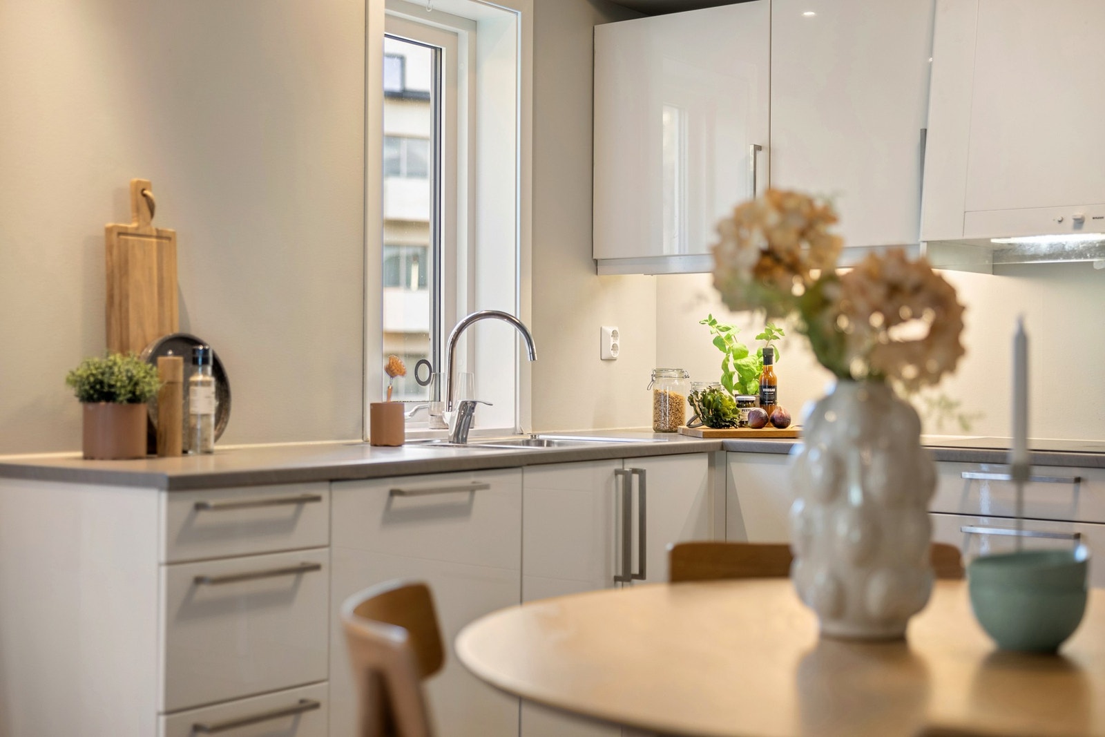 Lys og funksjonell kjøkkenløsning Galleribilde