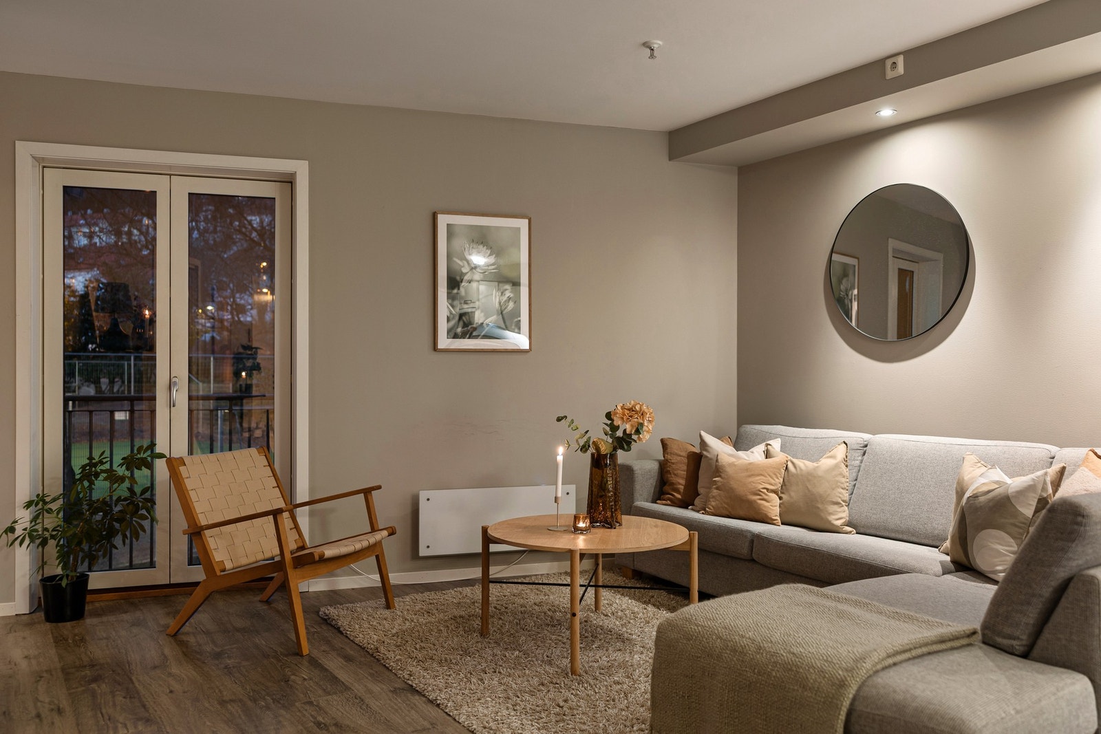 Praktisk belyst med spotter i himling Galleribilde