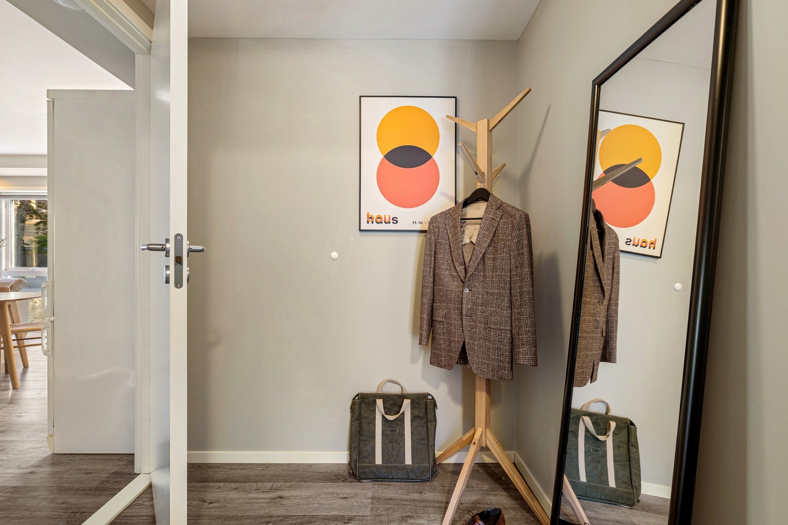 Entré med moderne overflater og god første følelse Galleribilde