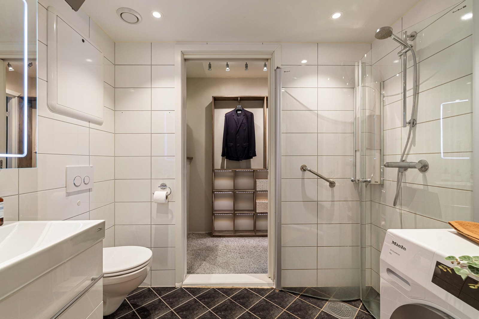 Romslig dusjsone med glassvegger Galleribilde