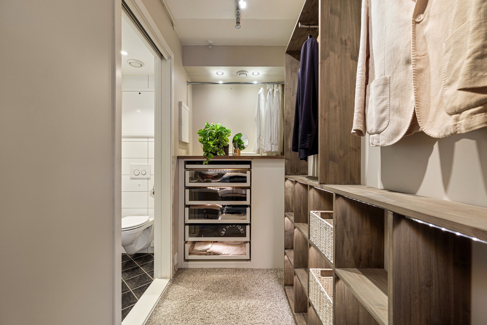 Gjennomgang til walk-in-closet og videre adkomst til bad Galleribilde