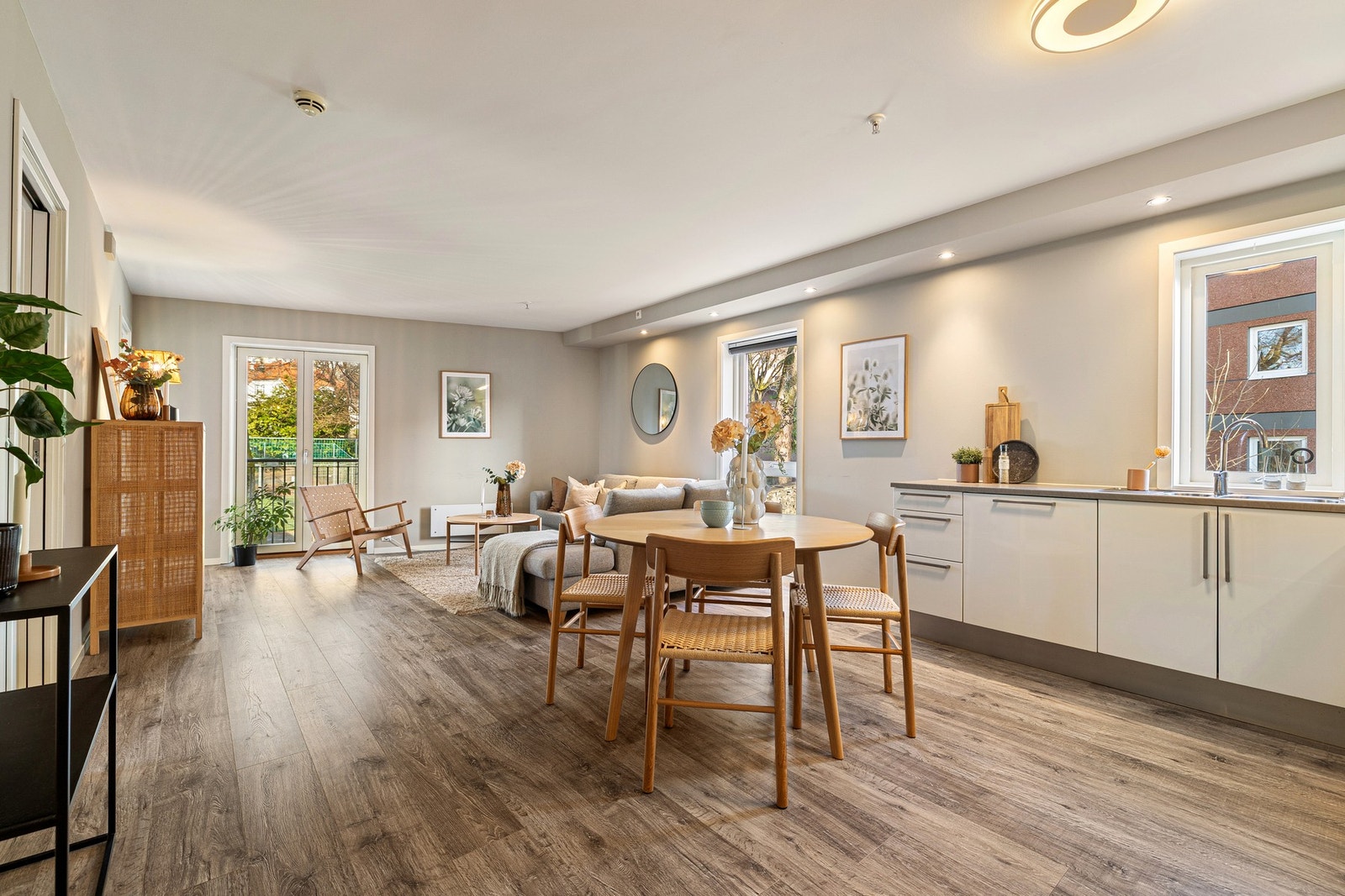 Åpen stue- og kjøkkensone med luftig romfølelse Galleribilde