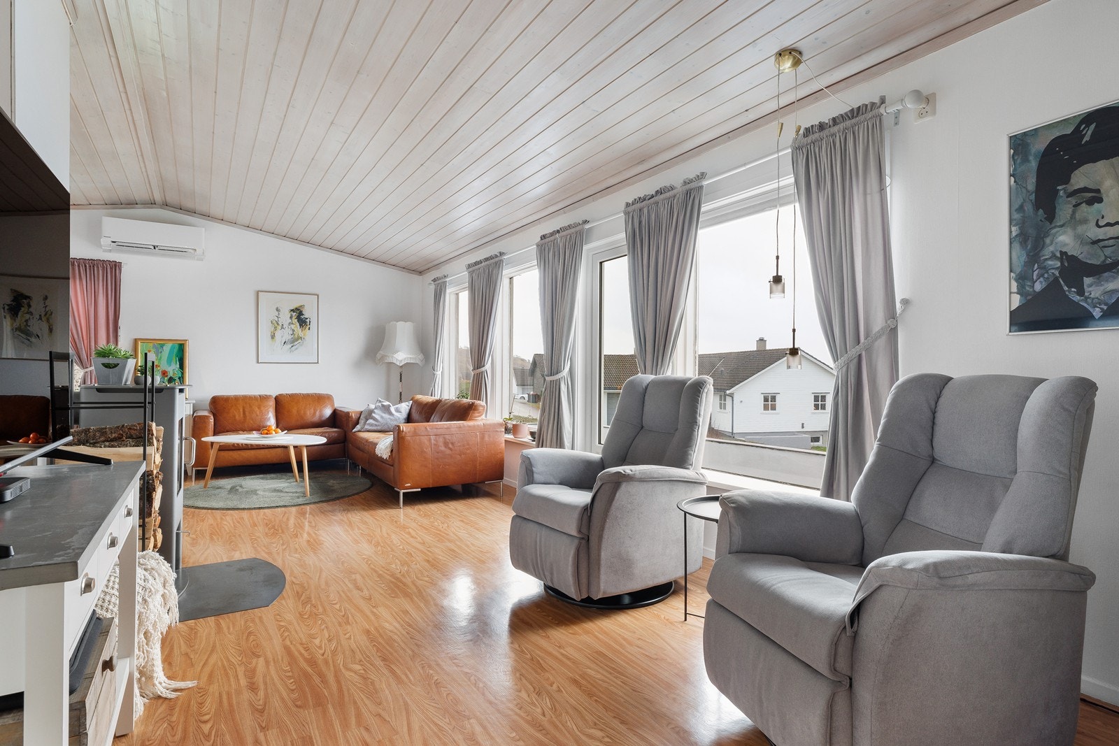 Stuen har god plass til flere sittegrupper og fremstår som møbleringsvennlig. Galleribilde