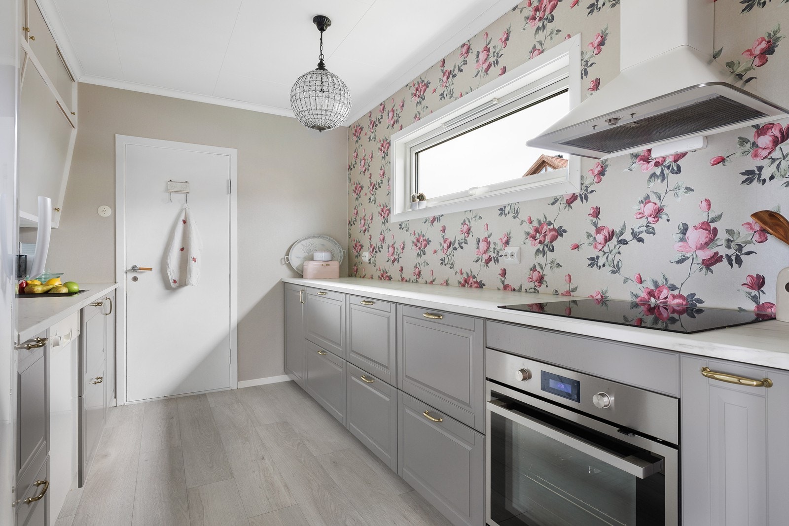 Et stemningsfullt kjøkken med særpreg og lun atmosfære. Kjøkkenet ble oppgradert i 2019! Galleribilde