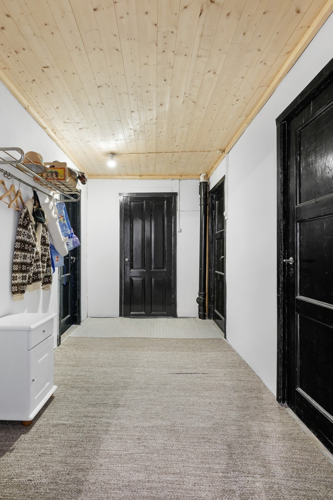 Romslig gang med tilgang til rommene i denne etasjen. Galleribilde