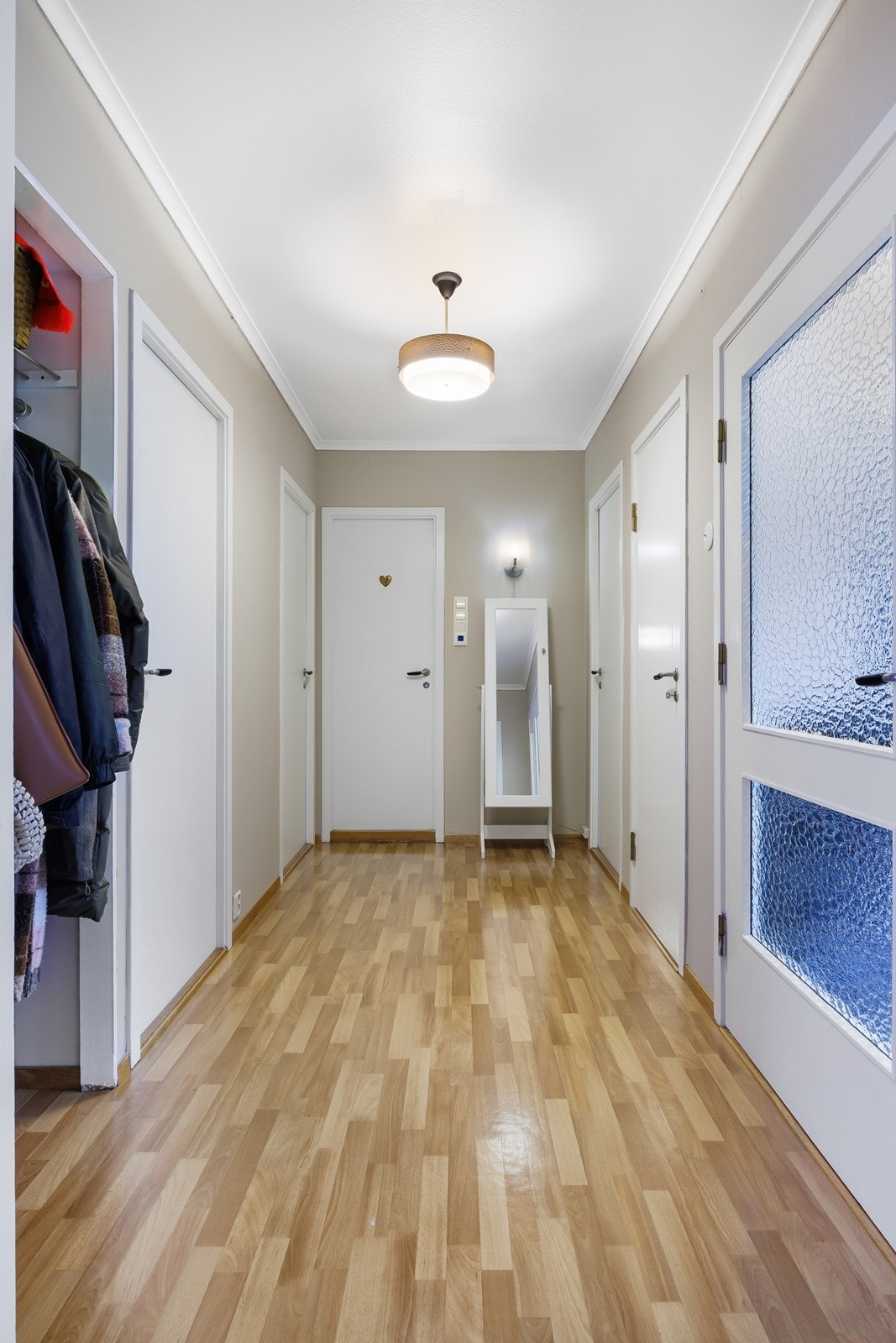 Fra entréen går man videre til gang som knytter rommene i etasjen sammen. Galleribilde