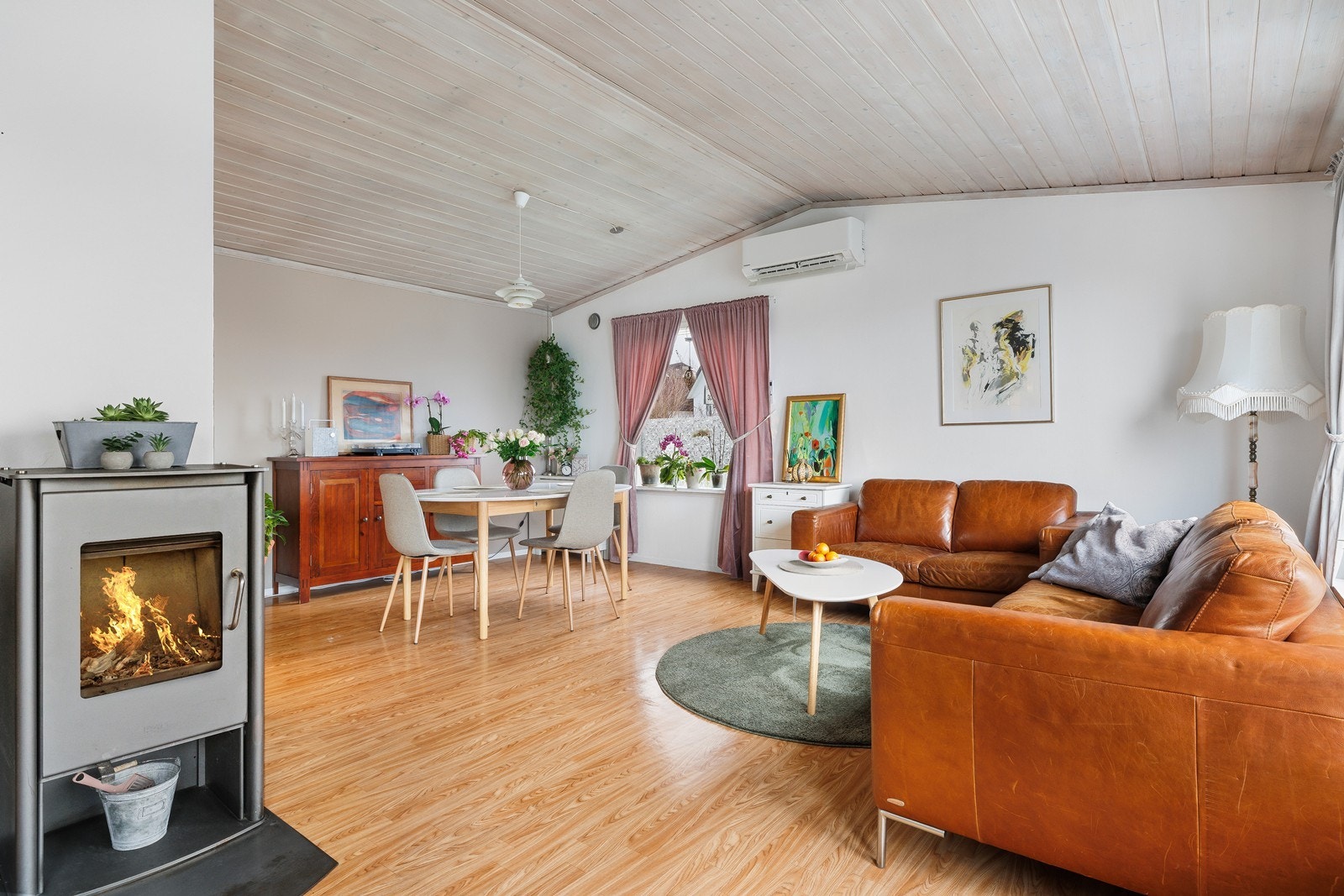 Her er også varmepumpe som sørger for effektiv og behagelig oppvarming. Galleribilde