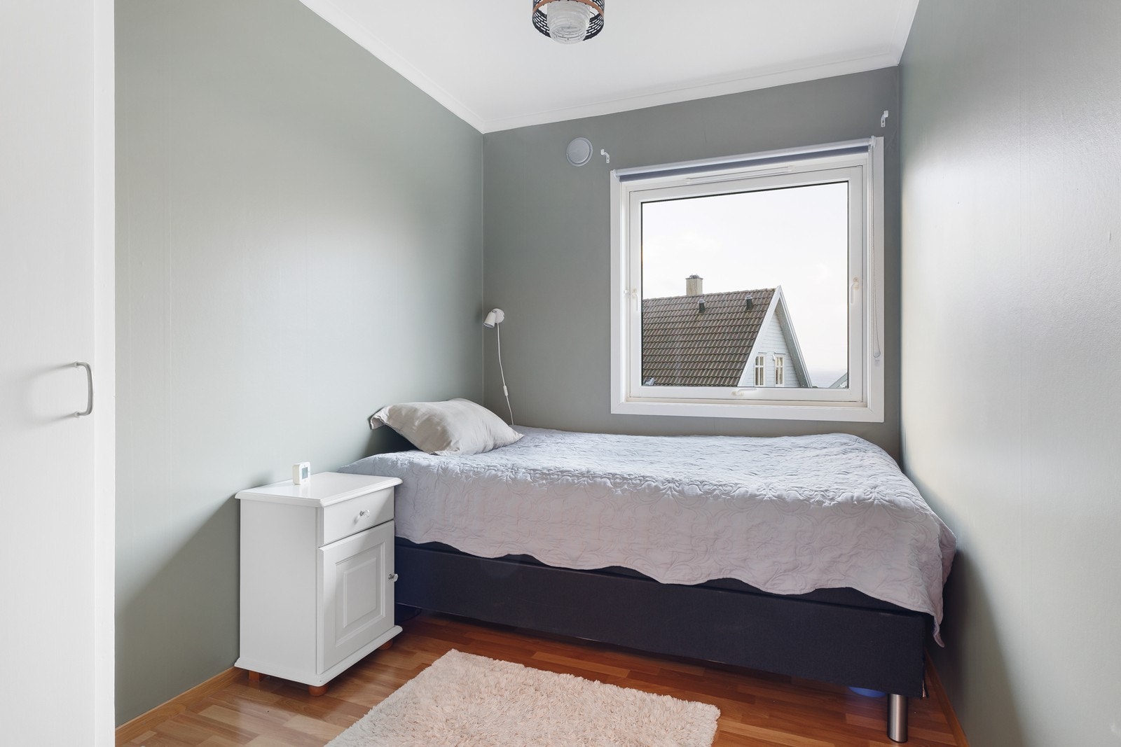 Soverom 2 har også plass til seng og ulike skap og hylleløsninger. Galleribilde