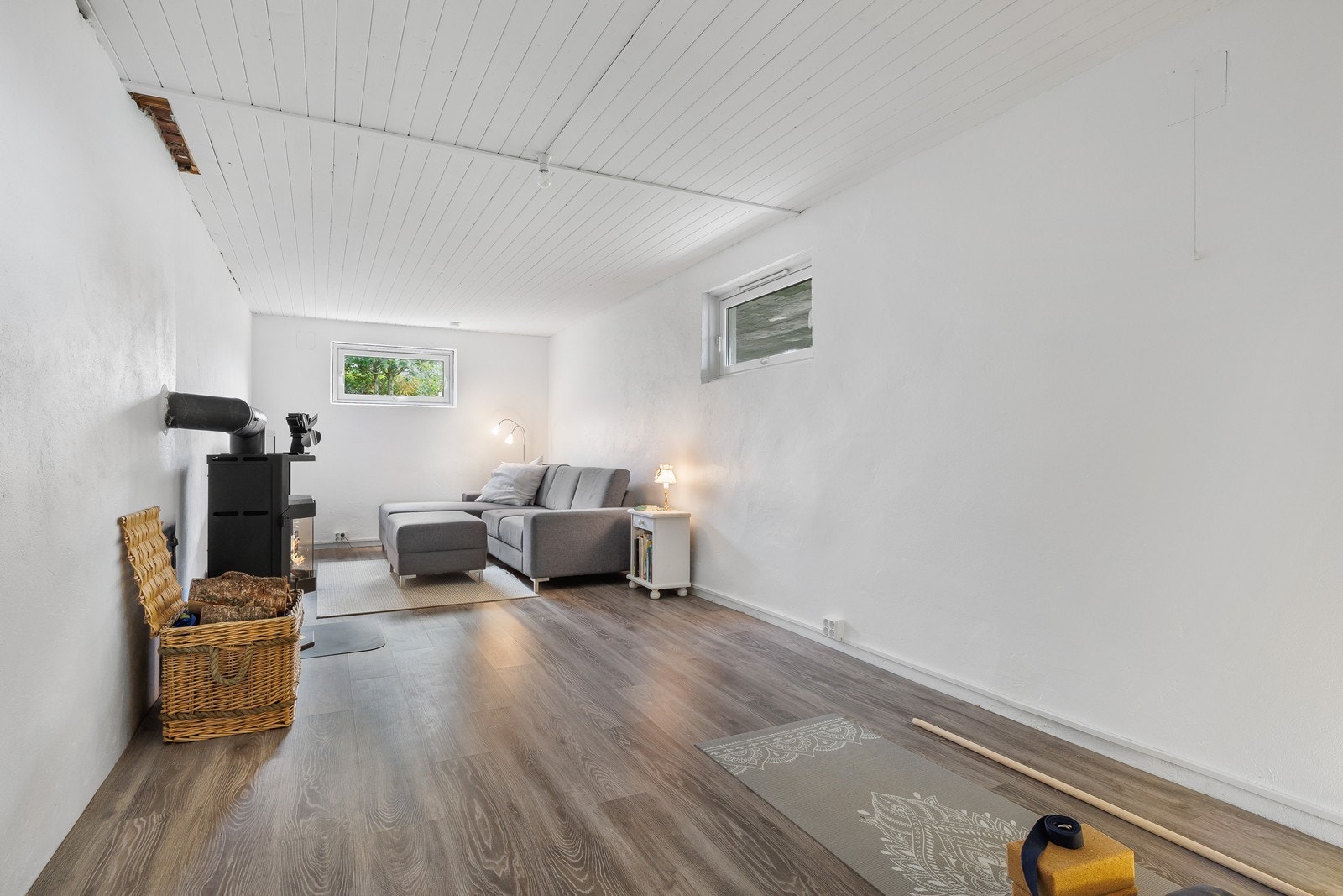 Lys og romslig kjellerstue. Galleribilde