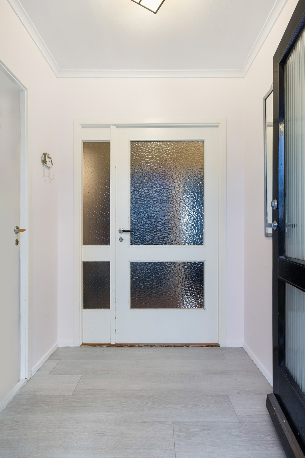 Boligen ønskes velkommen via en lys og koselig entré. Galleribilde