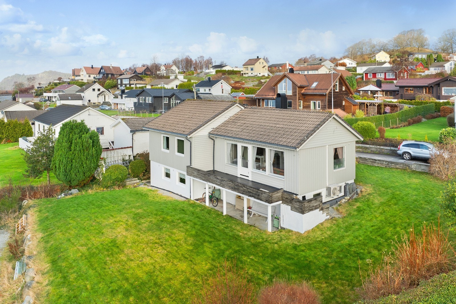 Innholdsrik familiebolig med sentral beliggenhet med kort vei til buss, butikk, skole og idrettsanlegg. Galleribilde