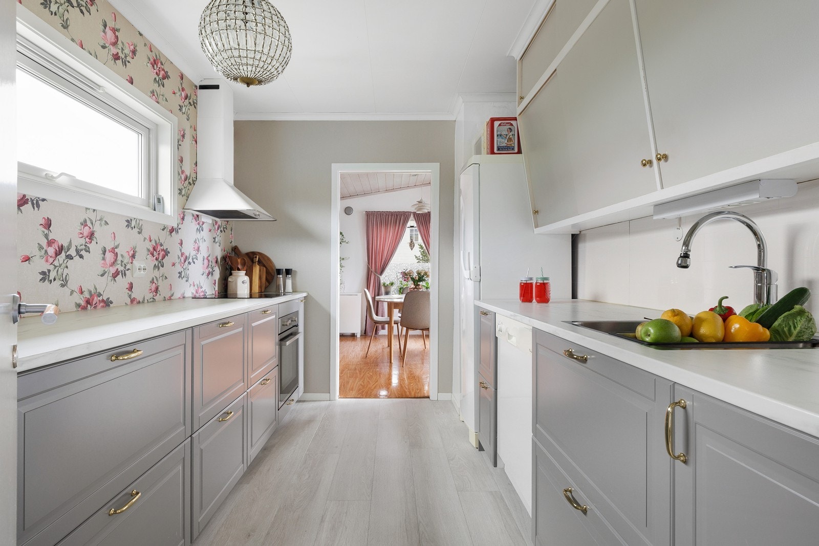 Kjøkkenet har godt med skap og benkeplass og har plass til nødvendige hvitevarer. Galleribilde