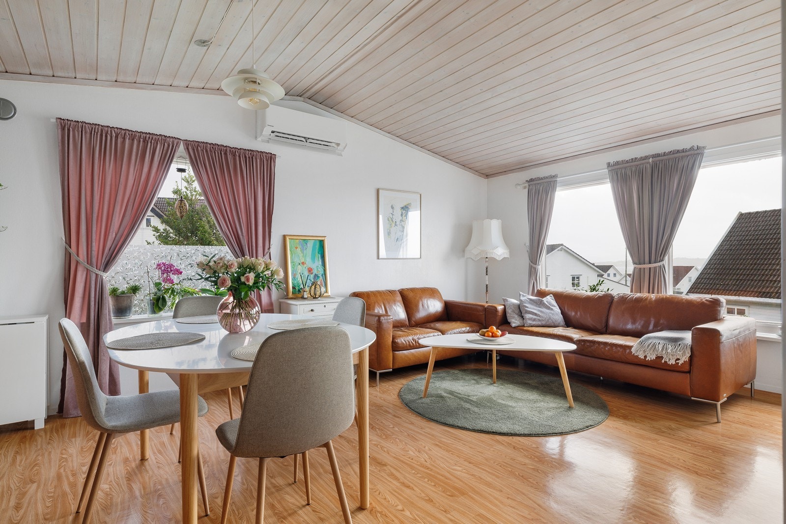 Stor og innbydende L-formet stue med svært gode lysforhold. Nyere varmepumpe til oppvarming i tillegg til vedovn. Galleribilde