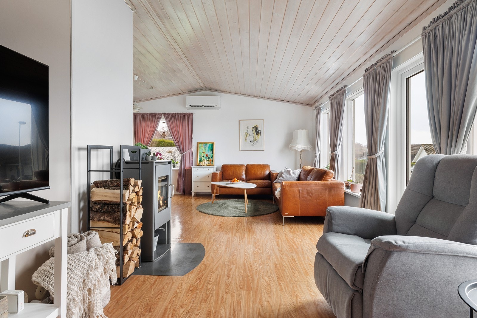 En vedovn gir både lun varme og et naturlig blikkfang i rommet. Galleribilde