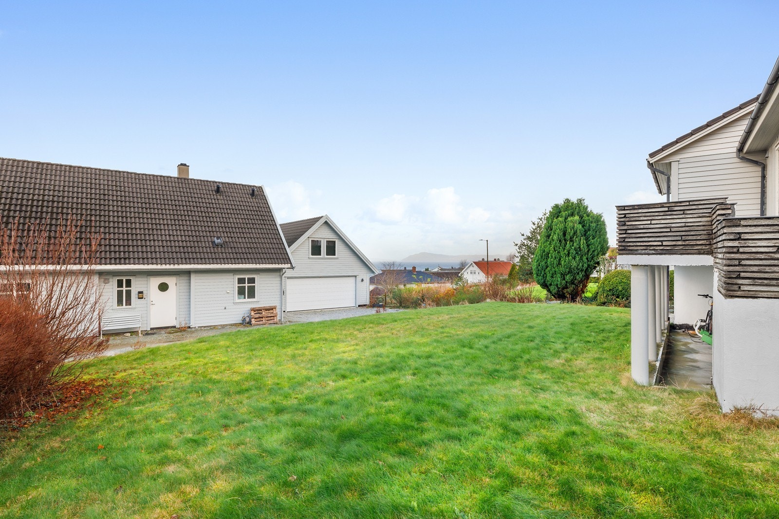 Den romslige plenen egner seg godt til ballspill og annen fritidsaktivitet. Galleribilde