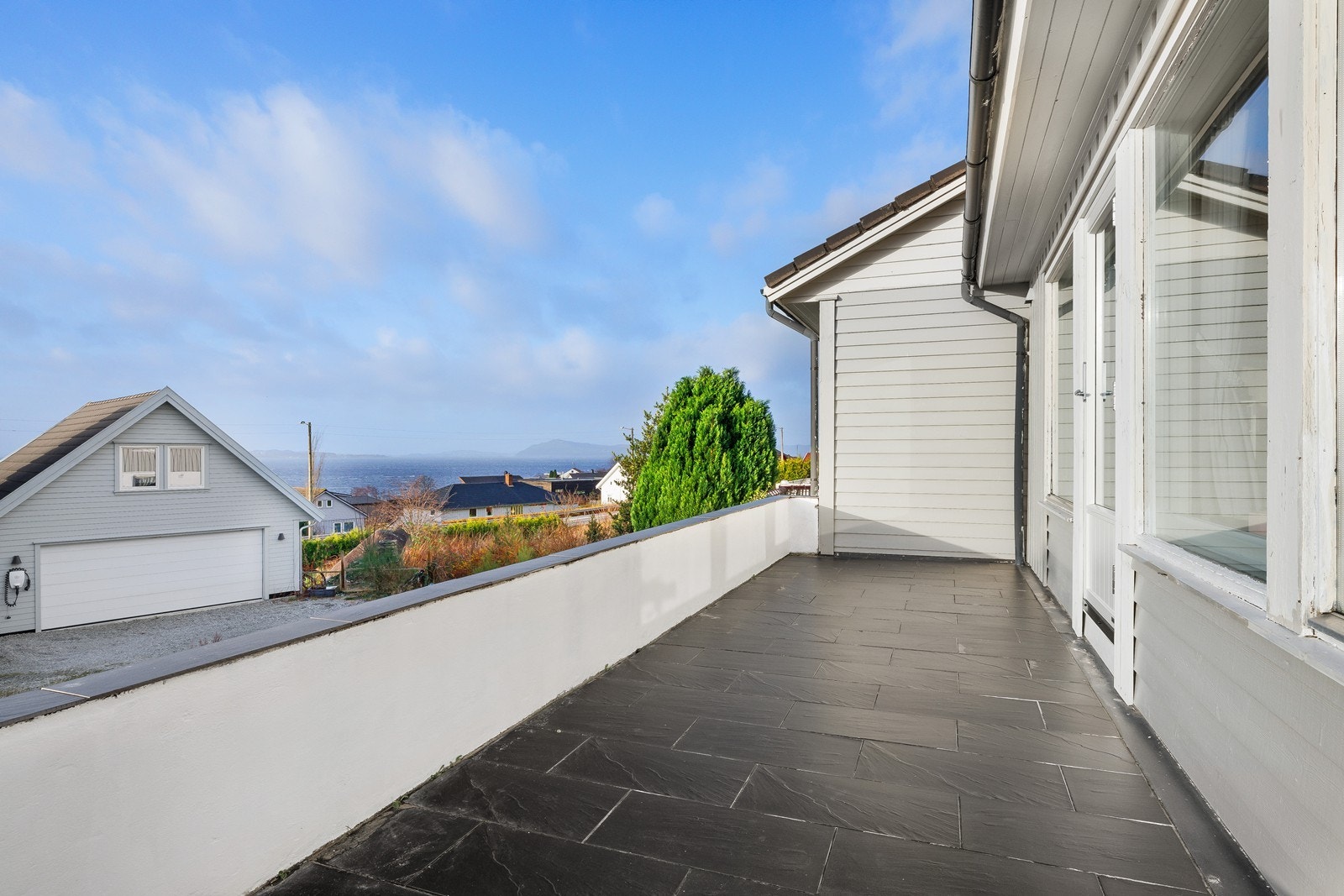 På terrassen kan man nyte rolige morgener med kaffe og flott utsikt. Galleribilde