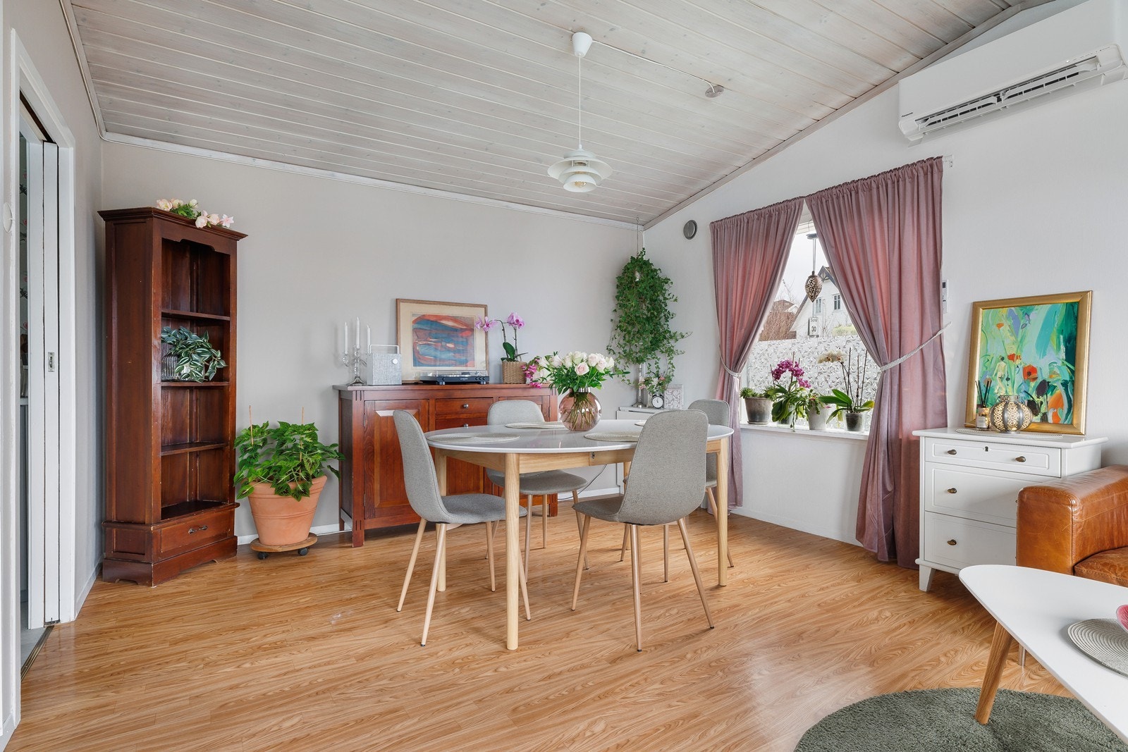 Naturlig plass til romslig spisebord like ved kjøkkenet. Galleribilde