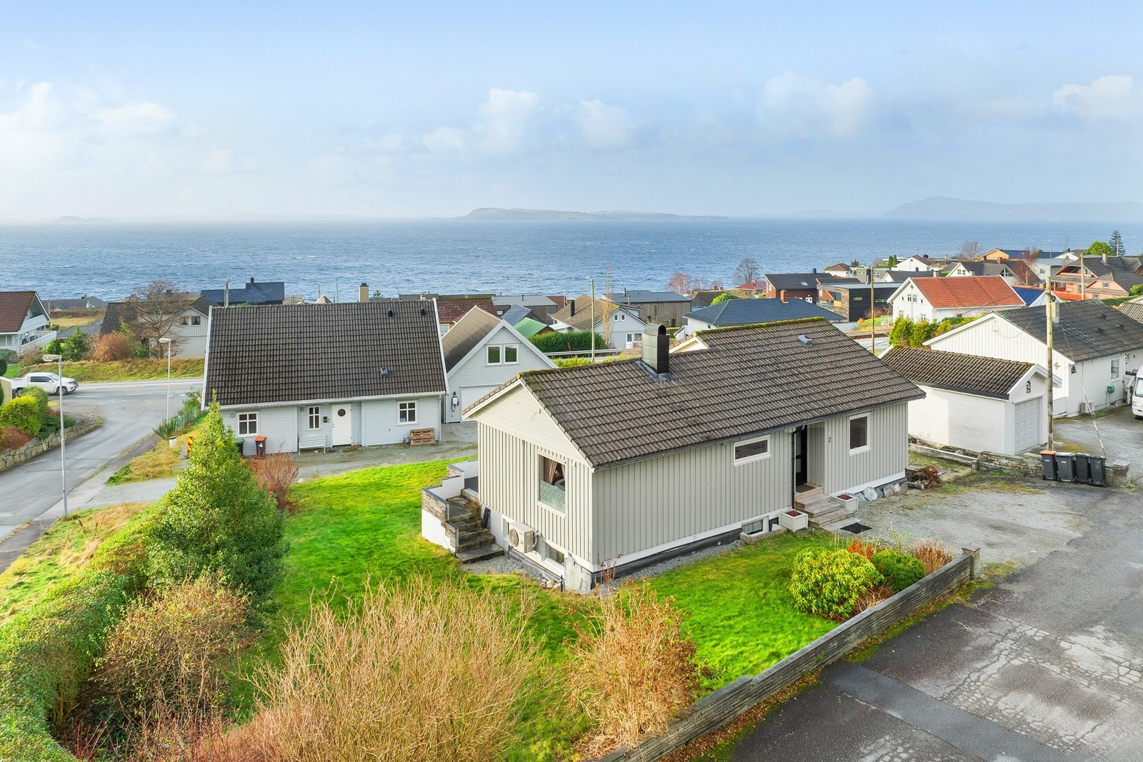 Gårdsrommet har god plass til parkering og enkel adkomst. Galleribilde