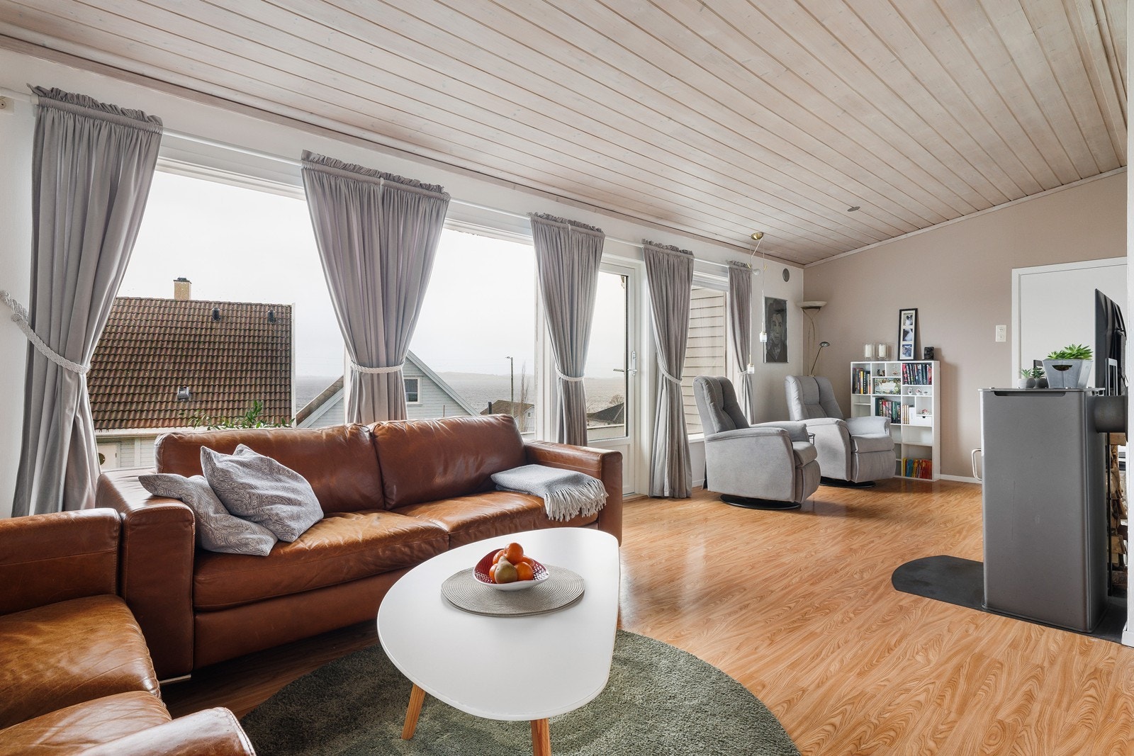 De store vindusflatene slipper inn rikelig med dagslys og gir en fantastisk utsikt. Galleribilde