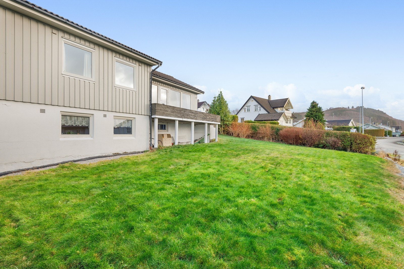 Rikelig plass til sammenkomster på fine sommerdager. Galleribilde