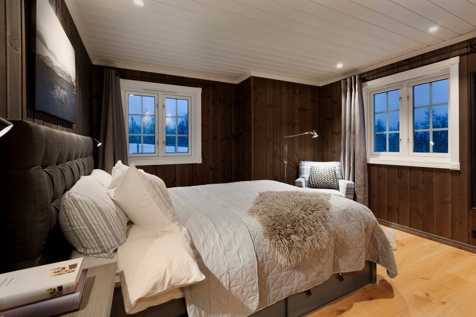 Hytta har fire soverom i 1. etasje som gir god plass til familie og gjester, og gir også mulighet for ekstra oppbevaringsplass eller kontorområde om ønskelig. Det er god plass til seng og tilhørende møblement på alle soverommene. Galleribilde