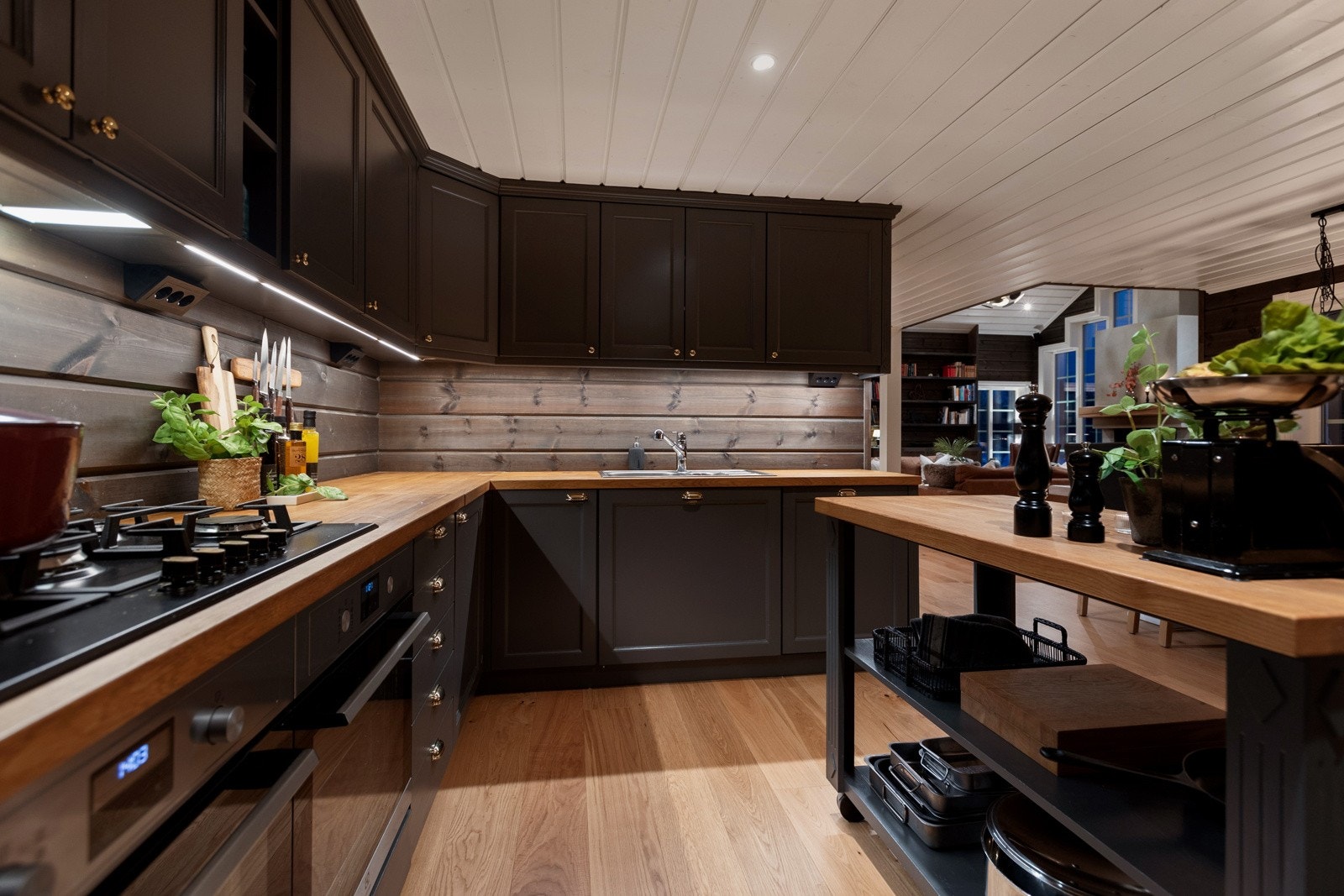 God plass og tilstrekkelig benkeplass er viktig for å kunne arbeide komfortabelt og effektivt på kjøkkenet. Galleribilde