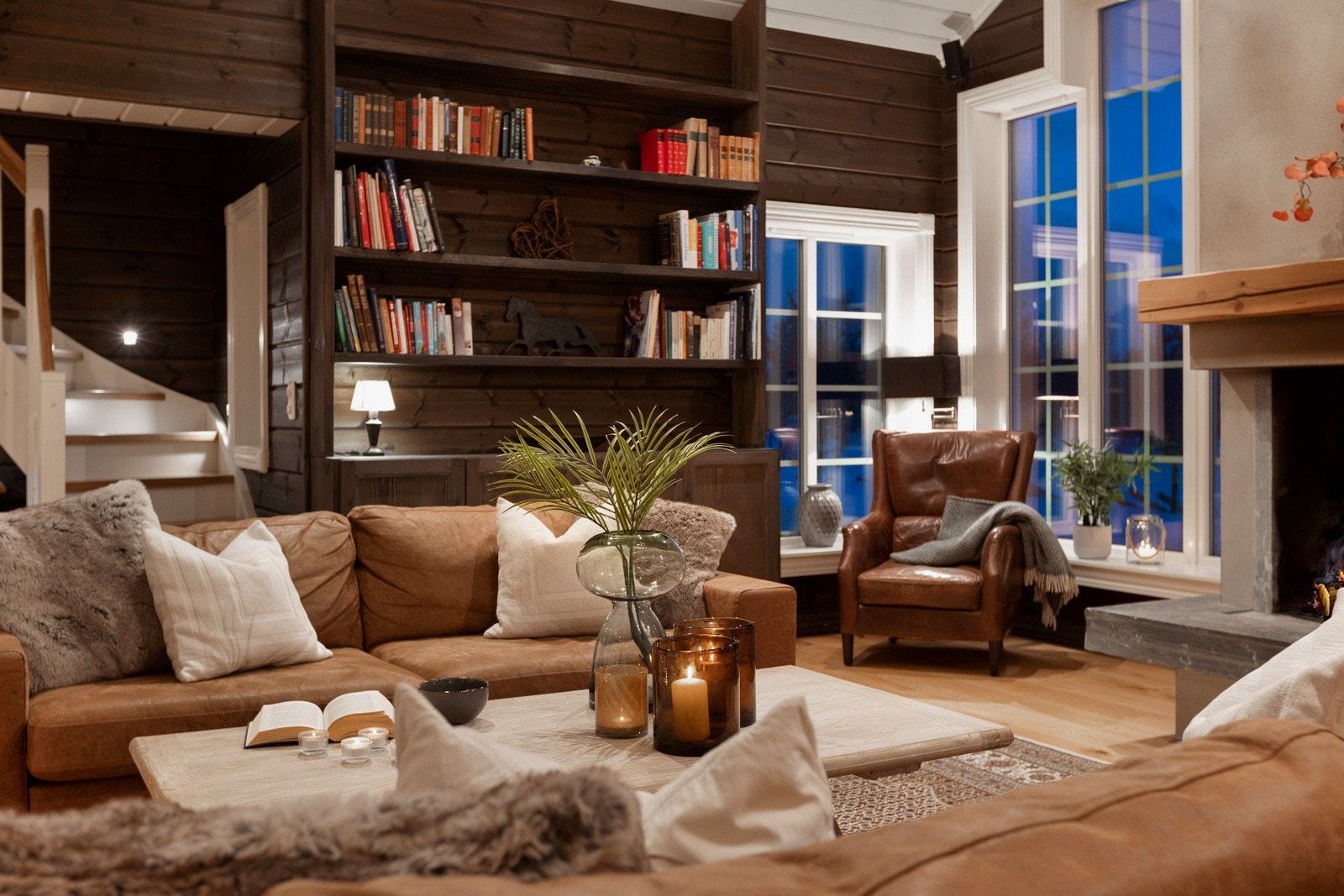 Med vidstrakt utsikt mot Valsfjell, Rondane og Jotunheimen er stua det naturlige rommet å oppholde seg for å oppleve naturens skiftninger. Galleribilde