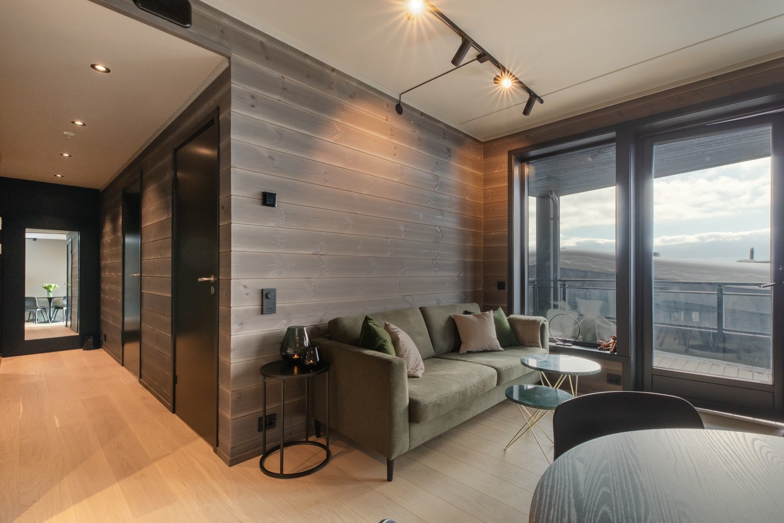 Stue og kjøkken i samme rom med utgang til romslig terrasse Galleribilde